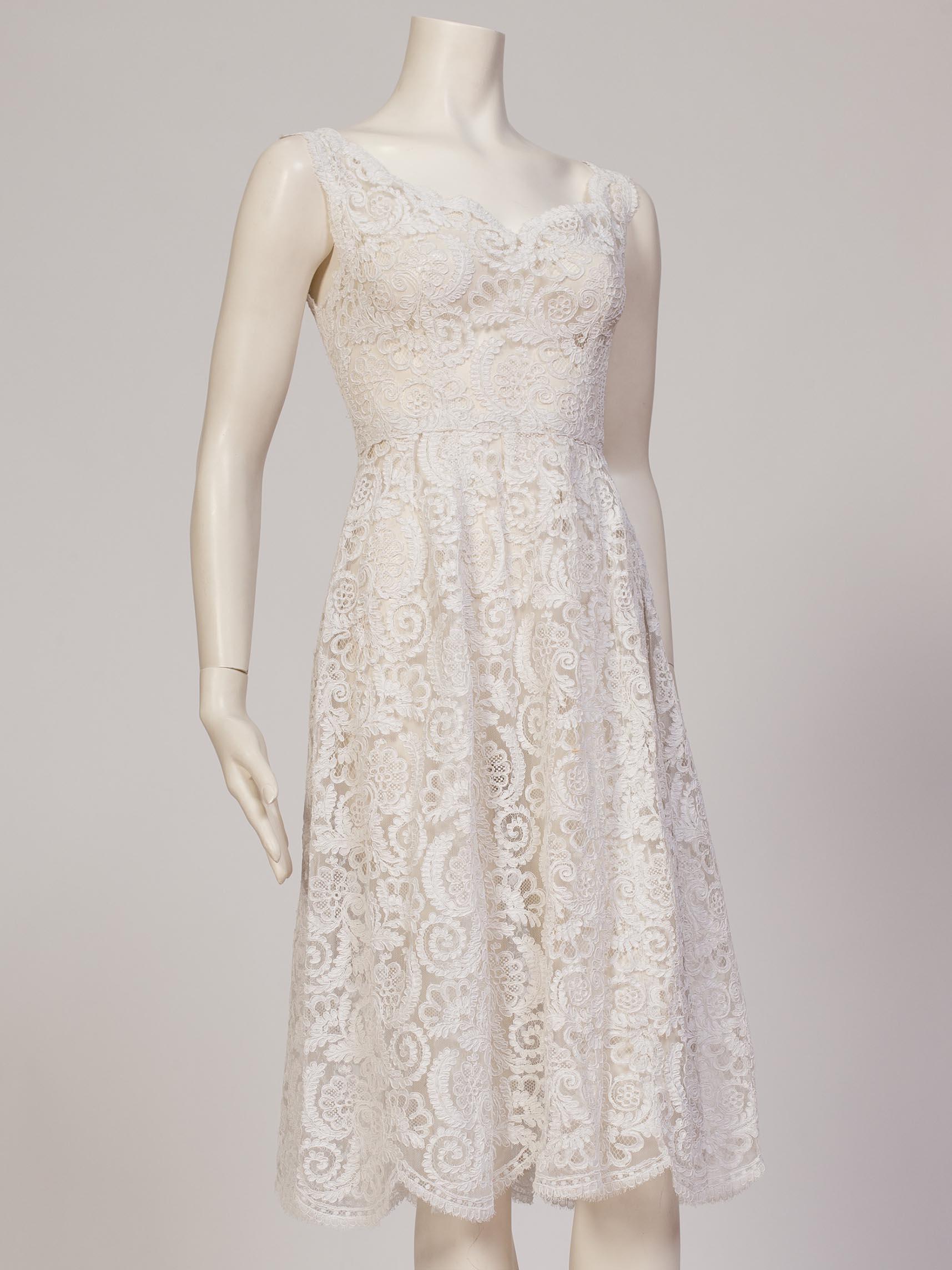 1950S White Couture Grade Lace Dress With Exceptional Hand Finishing In Excellent Condition In New York, NY