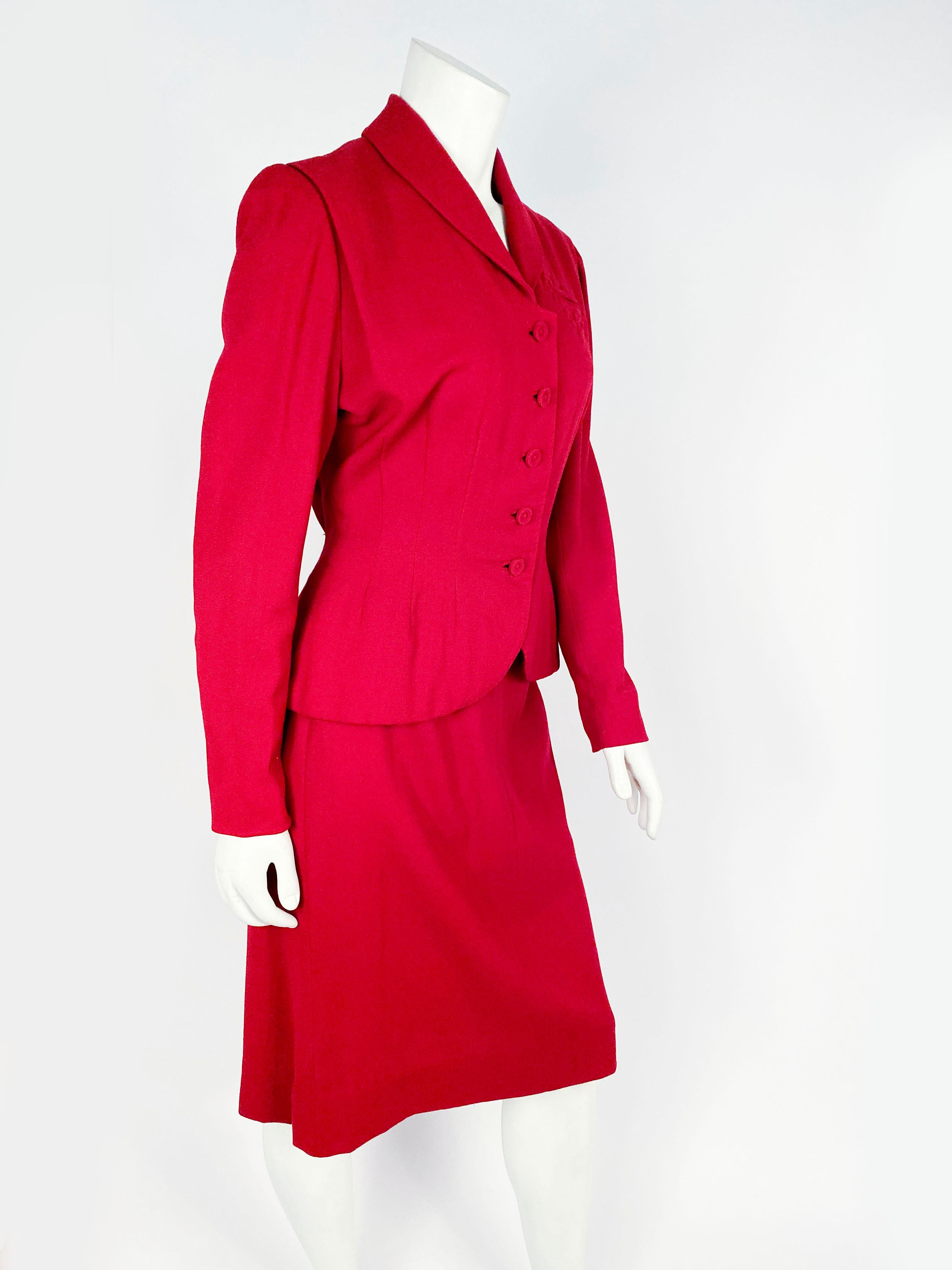 Rouge Costume rouge canneberge avec broderie trapunto, années 1950 en vente