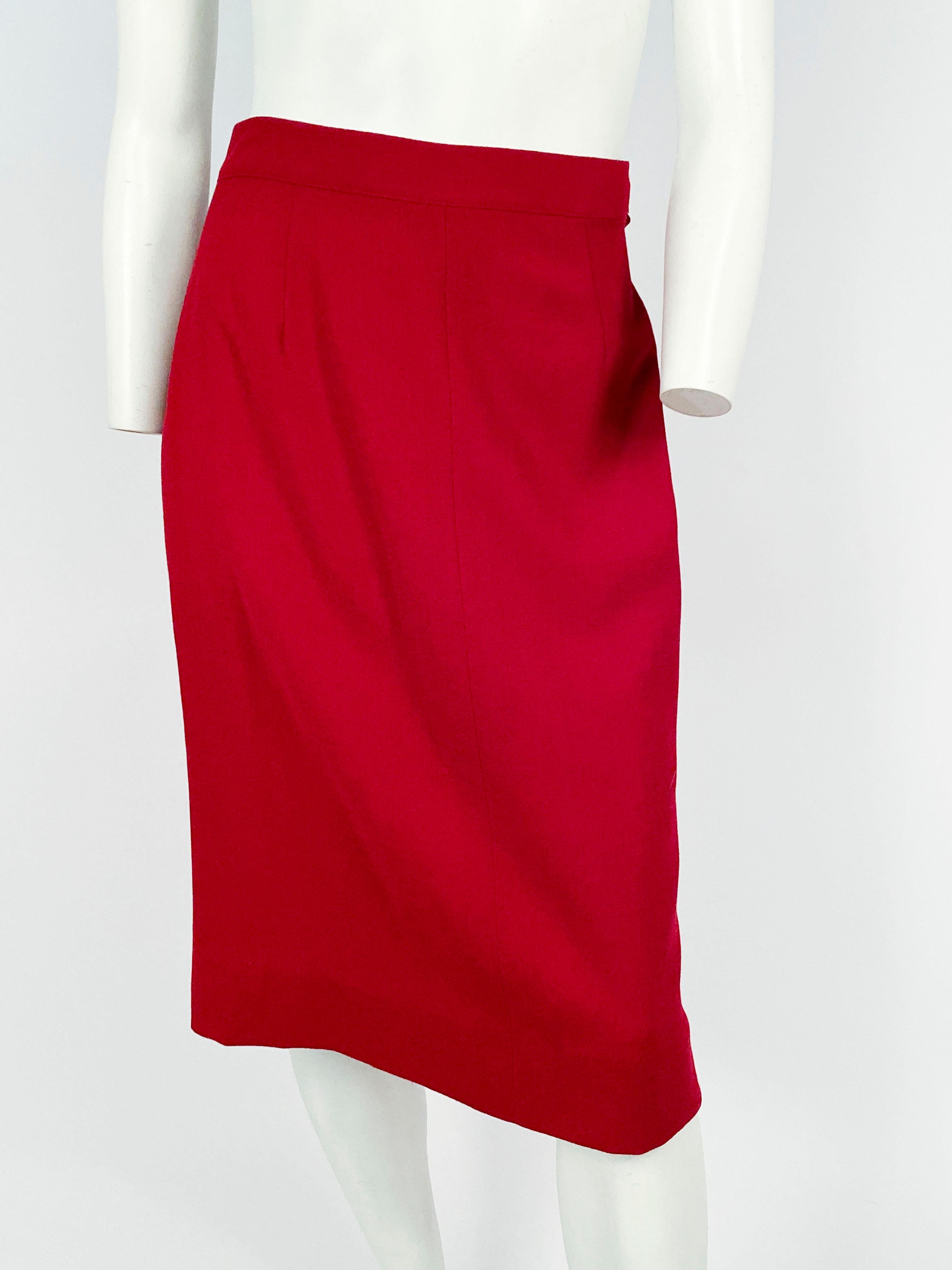 Costume rouge canneberge avec broderie trapunto, années 1950 Pour femmes en vente