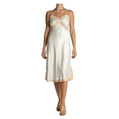 Cremefarbener Negligee aus Nylon mit Schrägschnitt, Spitzenbesatz und handbestickten Blumen aus den 1950er Jahren