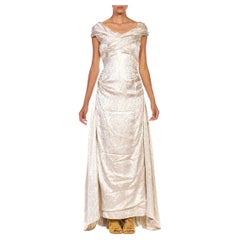 Robe à corsage croisé en jacquard de soie champagne crème des années 1950