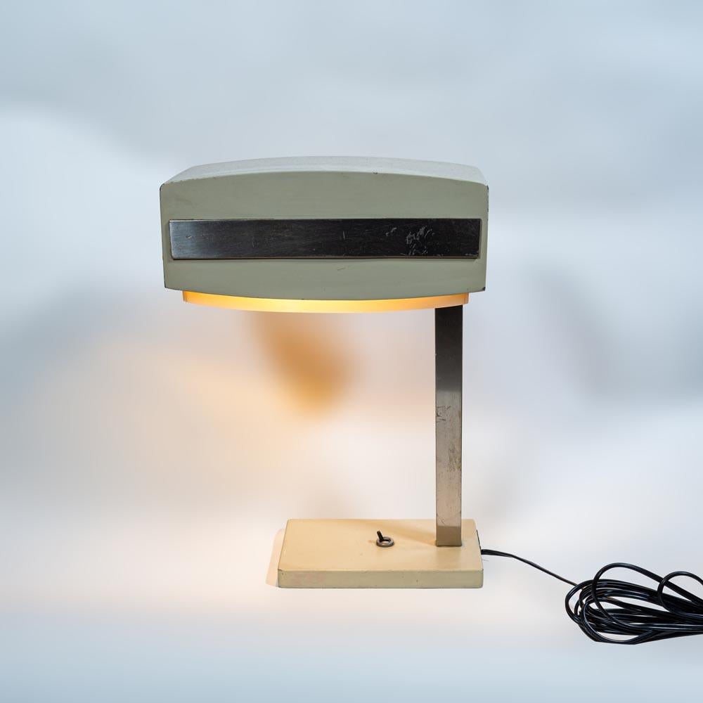 Rare midcentury Italian downlight desk lamp by Stilnovo with original metal signature on the base. Beige enamelled steel metal structure and base. The lamp shade is part covered by plexiglass parts. Made in Italy circa 1950s