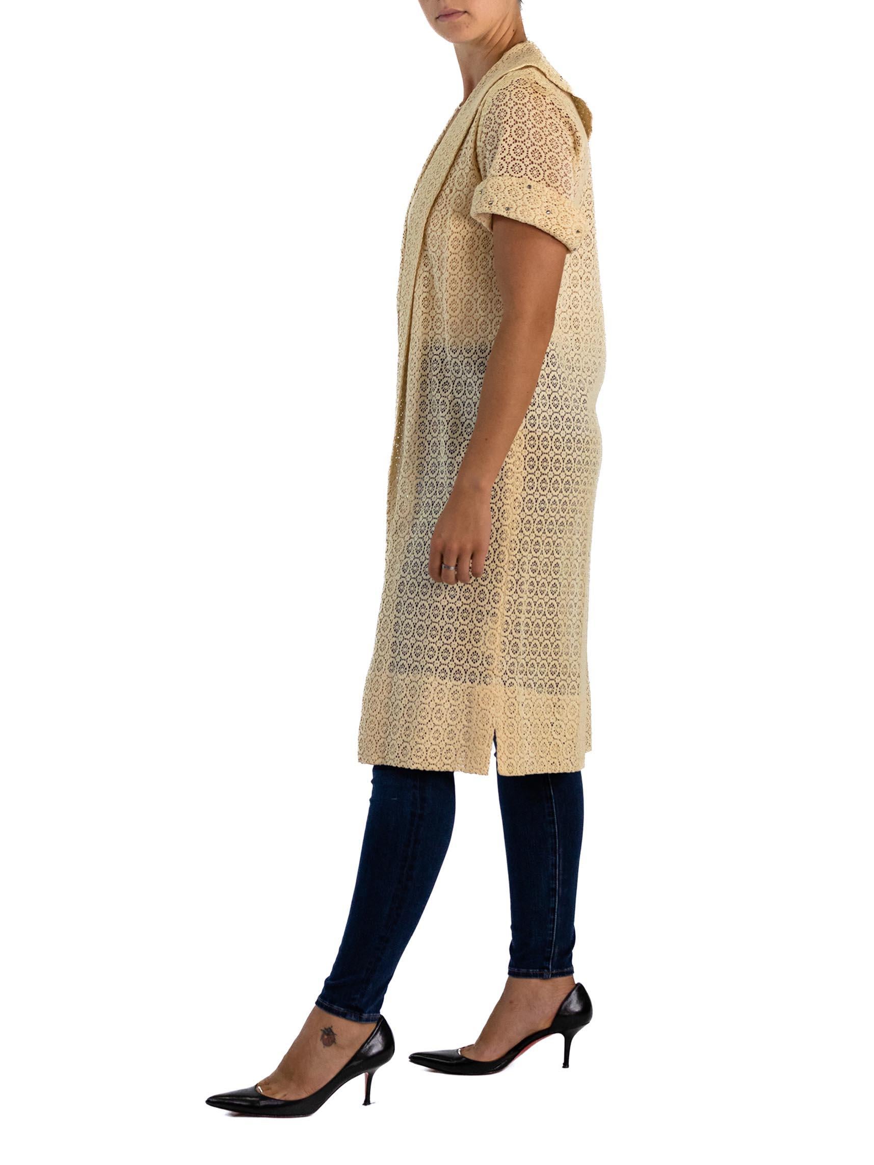 Beige Manteau trapèze 1950S en coton crème avec dentelle et cristaux en vente
