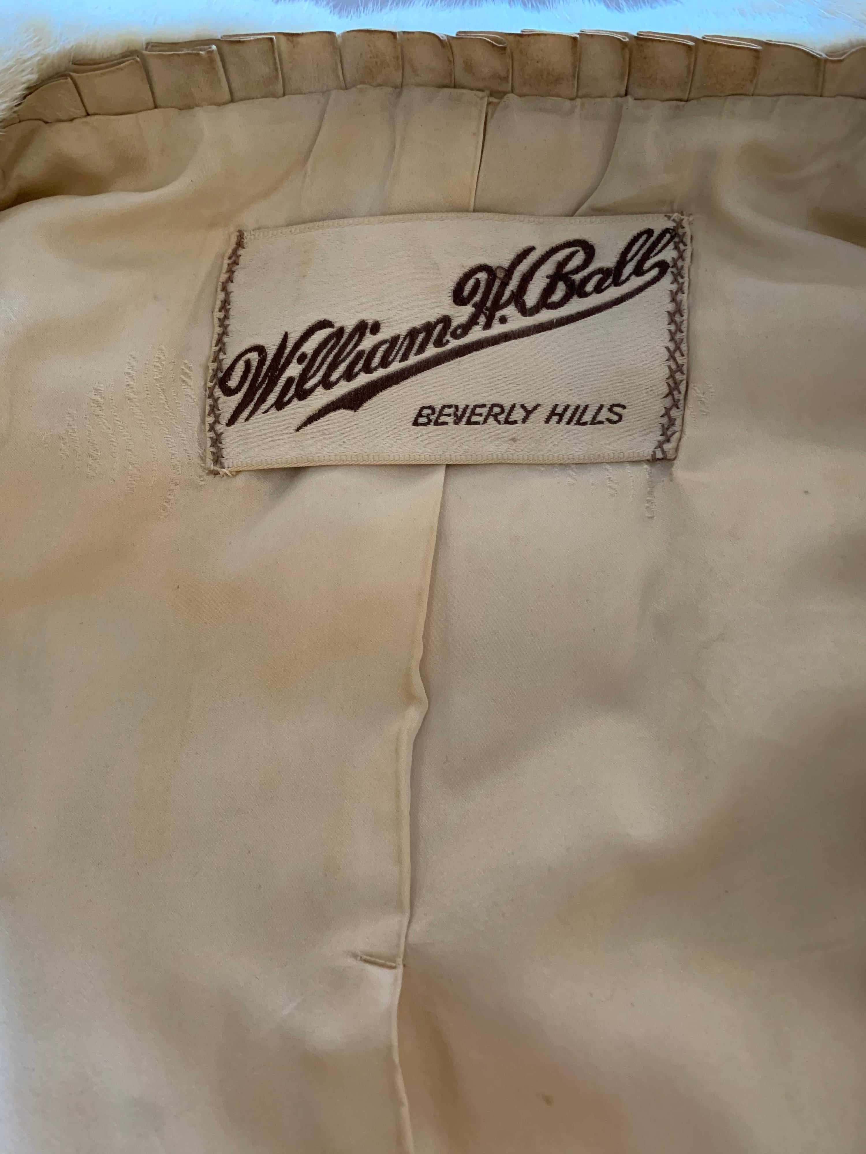 Veste de soirée en peau d'hermine crème des années 1950 avec col large et manches à poignets arqués en vente 11