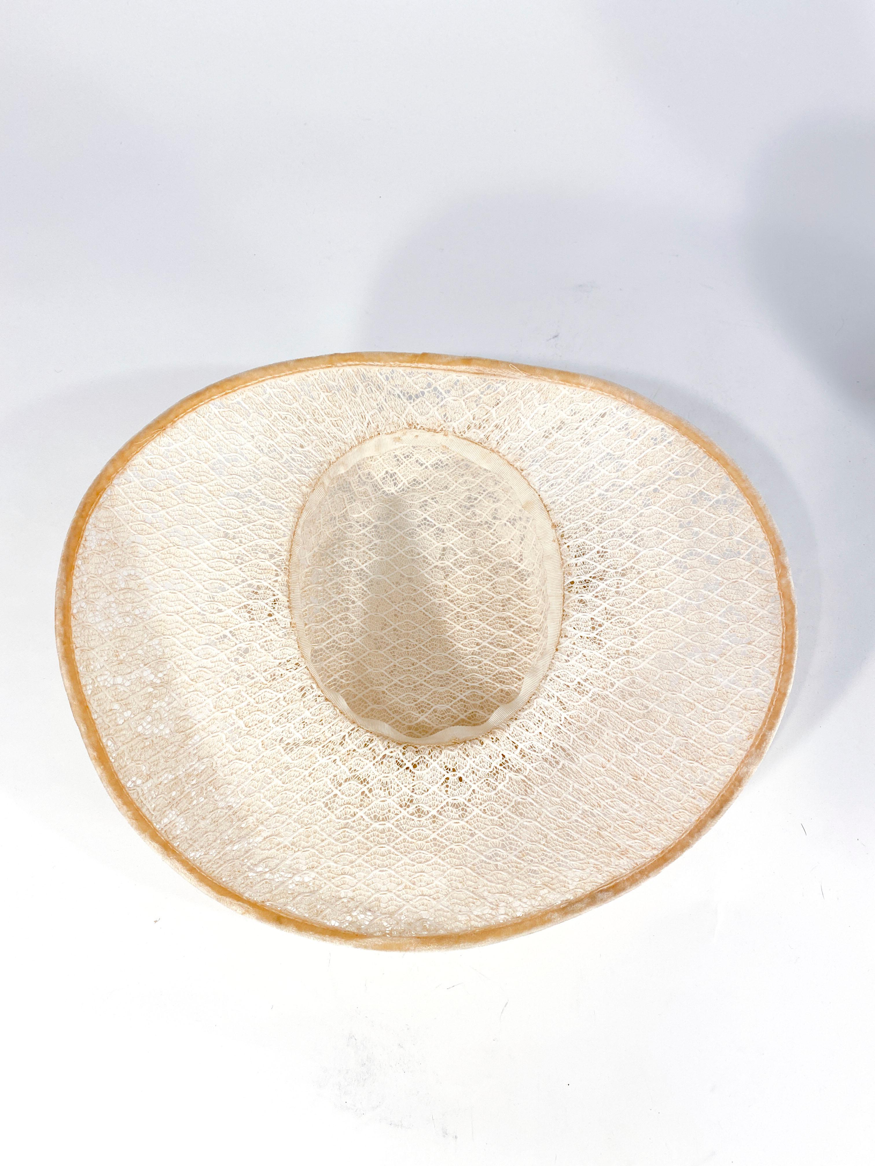 1950s Cream Lace Picture Hat In Good Condition For Sale In San Francisco, CA