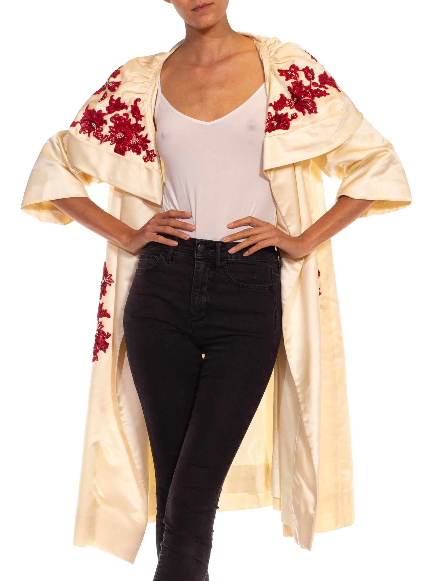 1950S Cream & Red Silk Duchesses Satin Opera Coat With Beaded Lace Appliqués In Excellent Condition For Sale In New York, NY