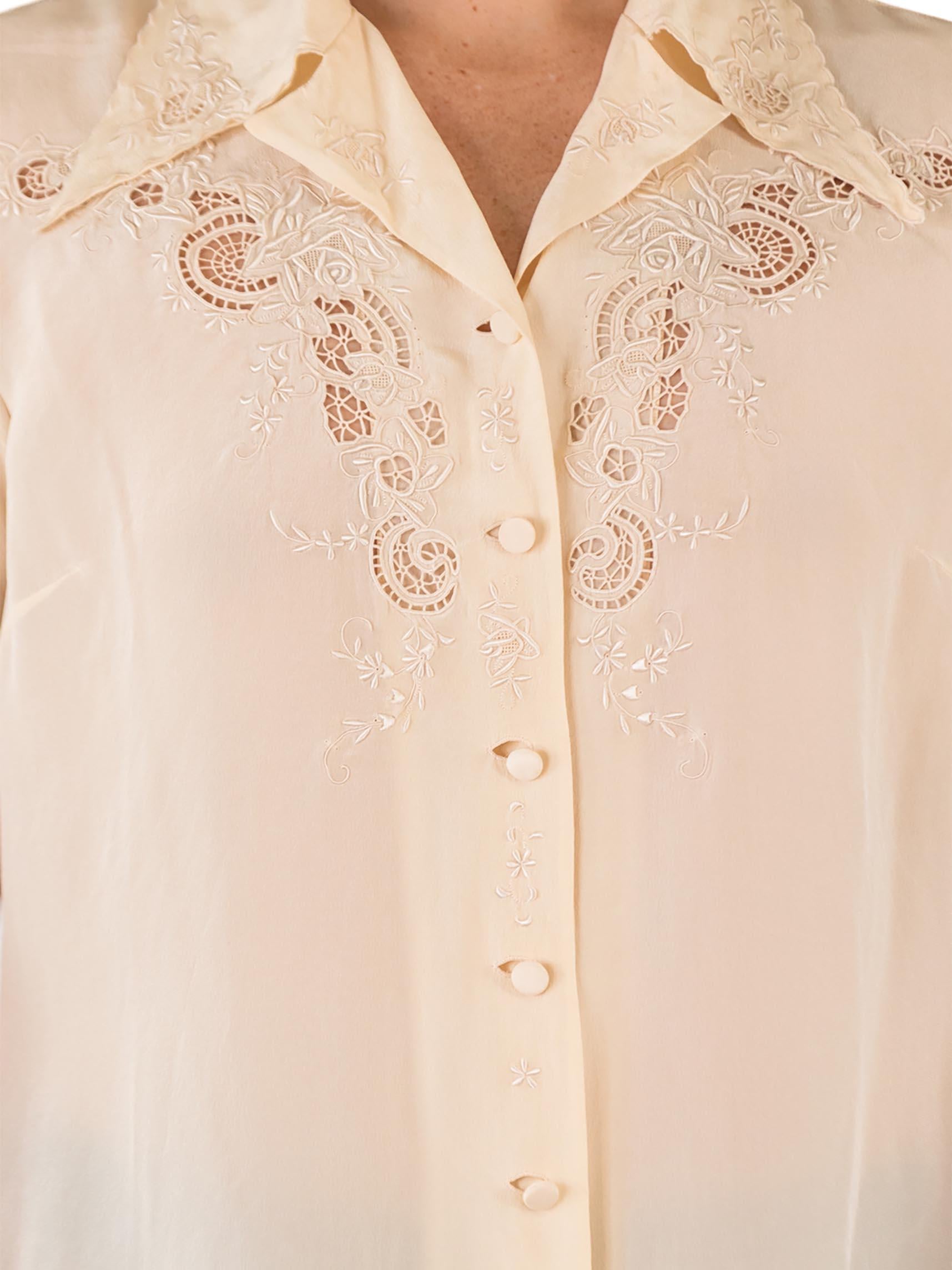 1950S Cream Silk Crepe De Chine Hand-Embroidered Shirt For Sale 5