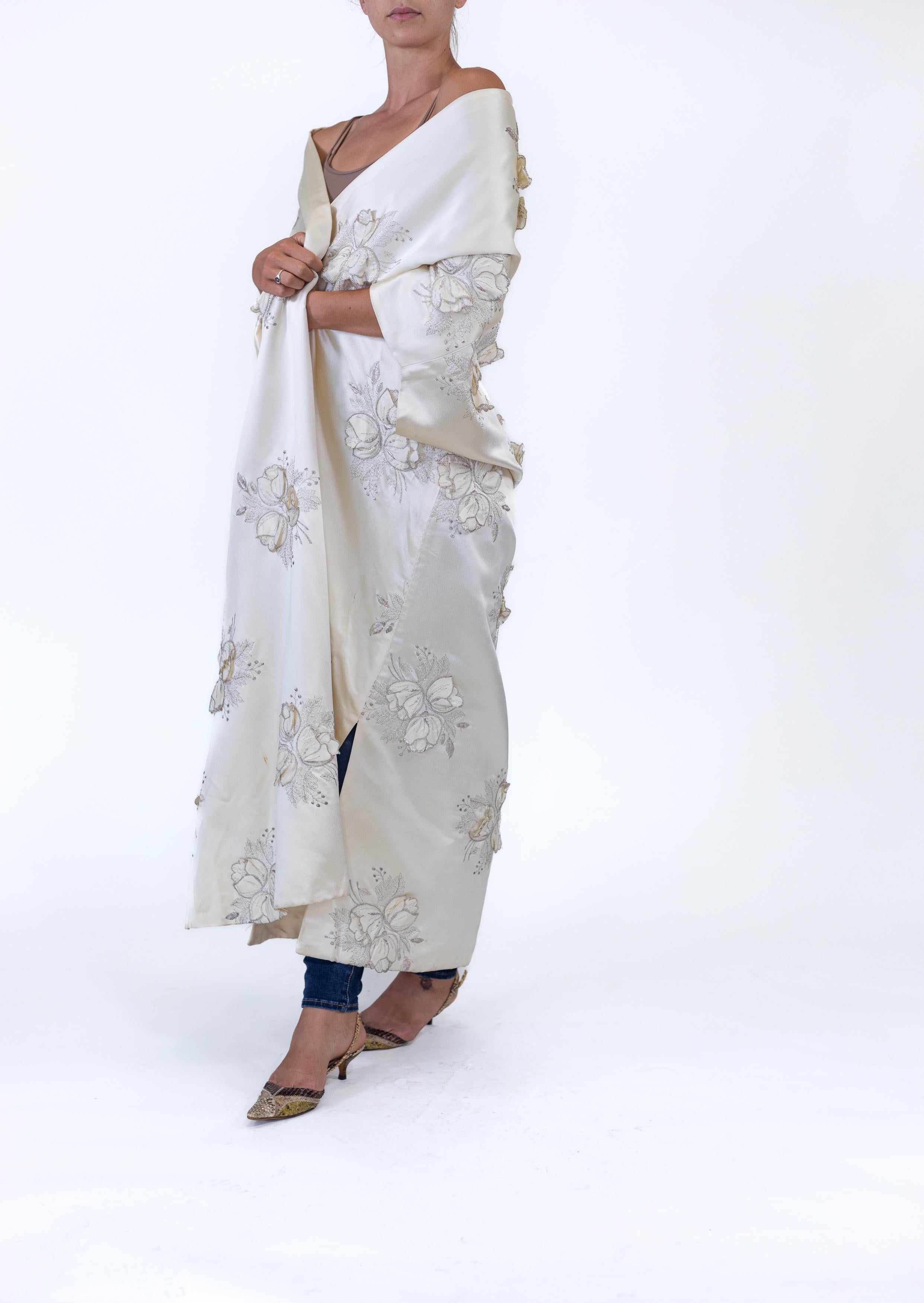 1950S Cream Silk Duchess Satin Oversized Opera Coat With 3D Metallic Floral Emb In Excellent Condition For Sale In New York, NY