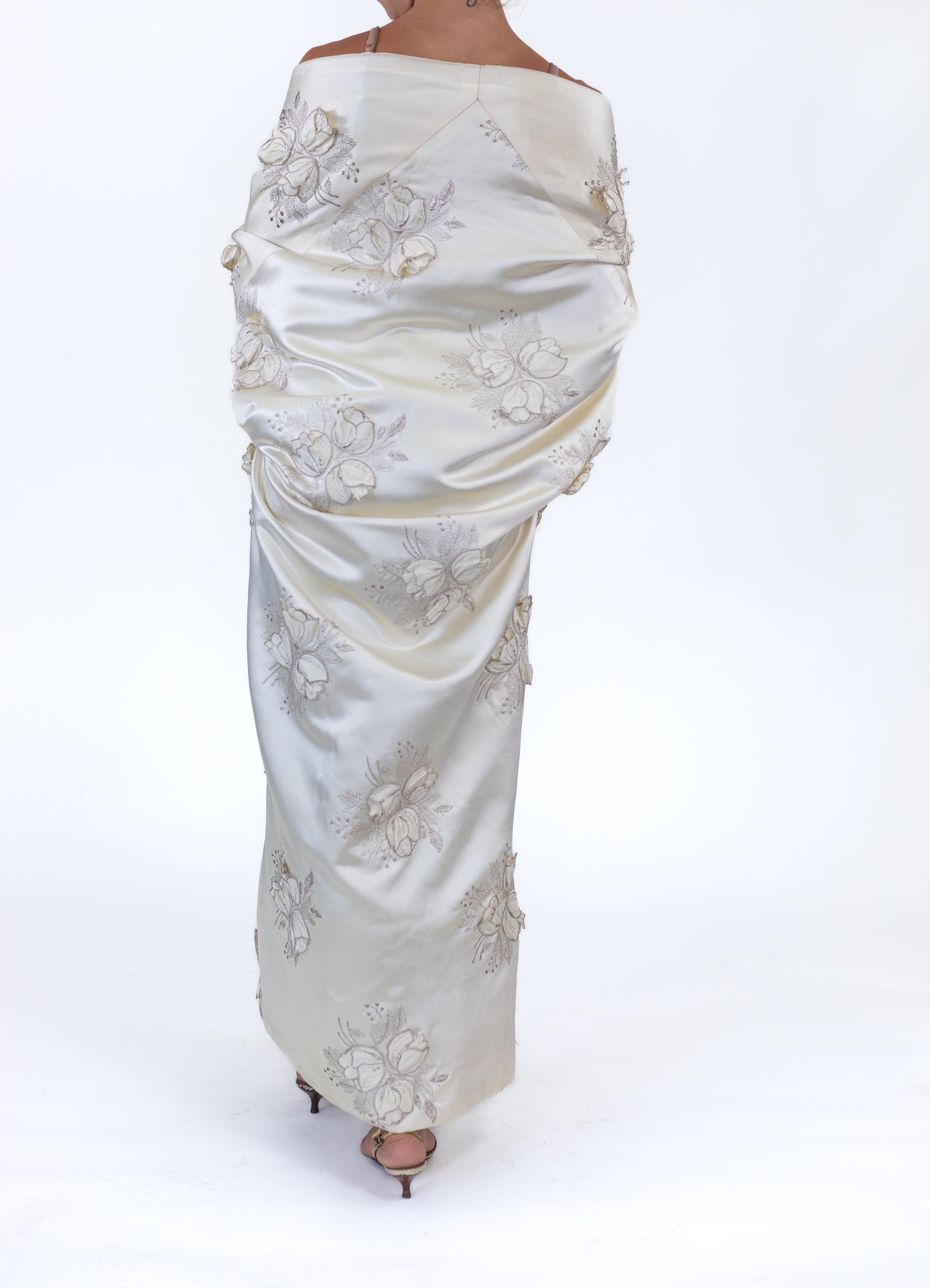 1950S Cream Silk Duchess Satin Oversized Opera Coat With 3D Metallic Floral Emb For Sale 2