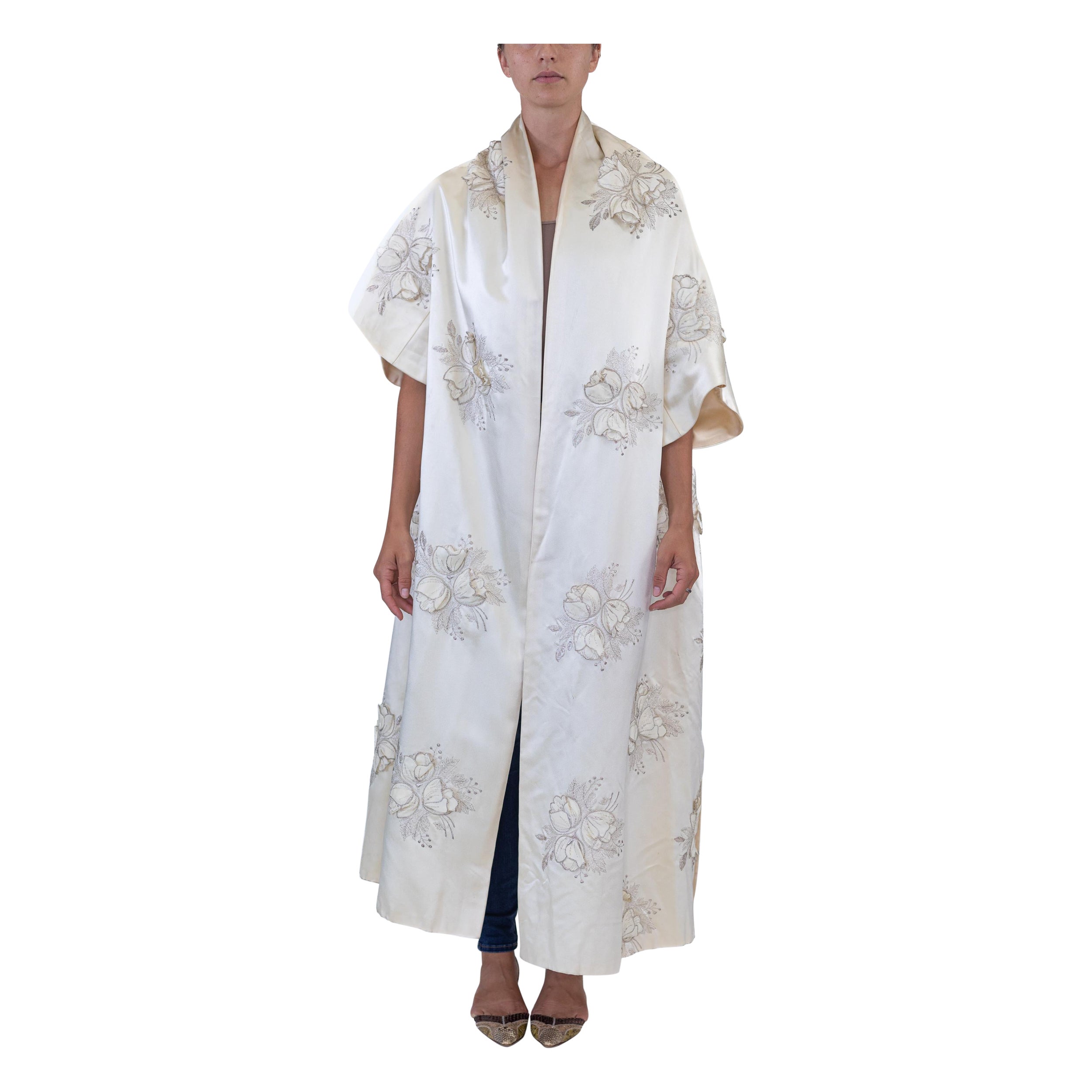Manteau d'opéra surdimensionné en satin de soie crème duchesse des années 1950 avec ornement floral métallique en relief