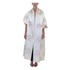 Manteau d'opéra surdimensionné en satin de soie crème duchesse des années 1950 avec ornement floral métallique en relief