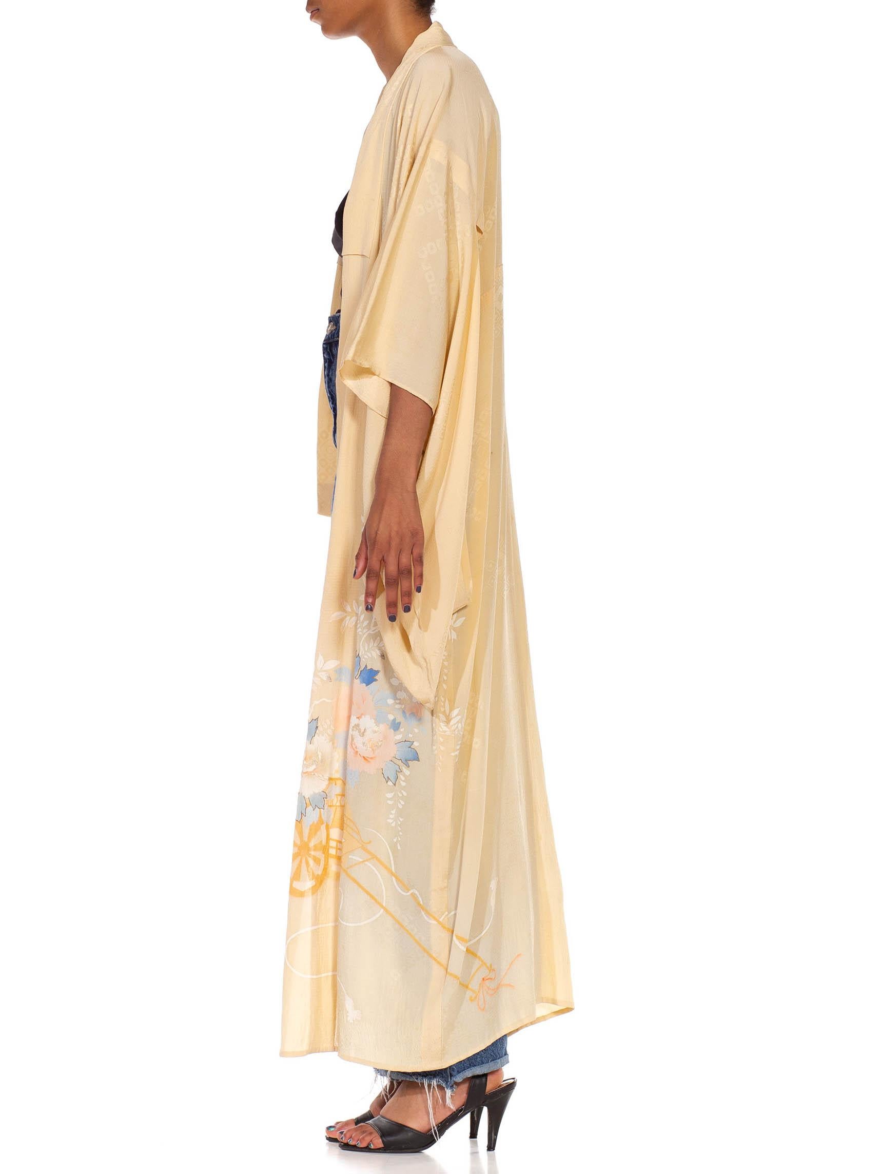 1950S Cream Silk Hand Painted Butterfly's With Metallic Thread Kimono In Excellent Condition For Sale In New York, NY