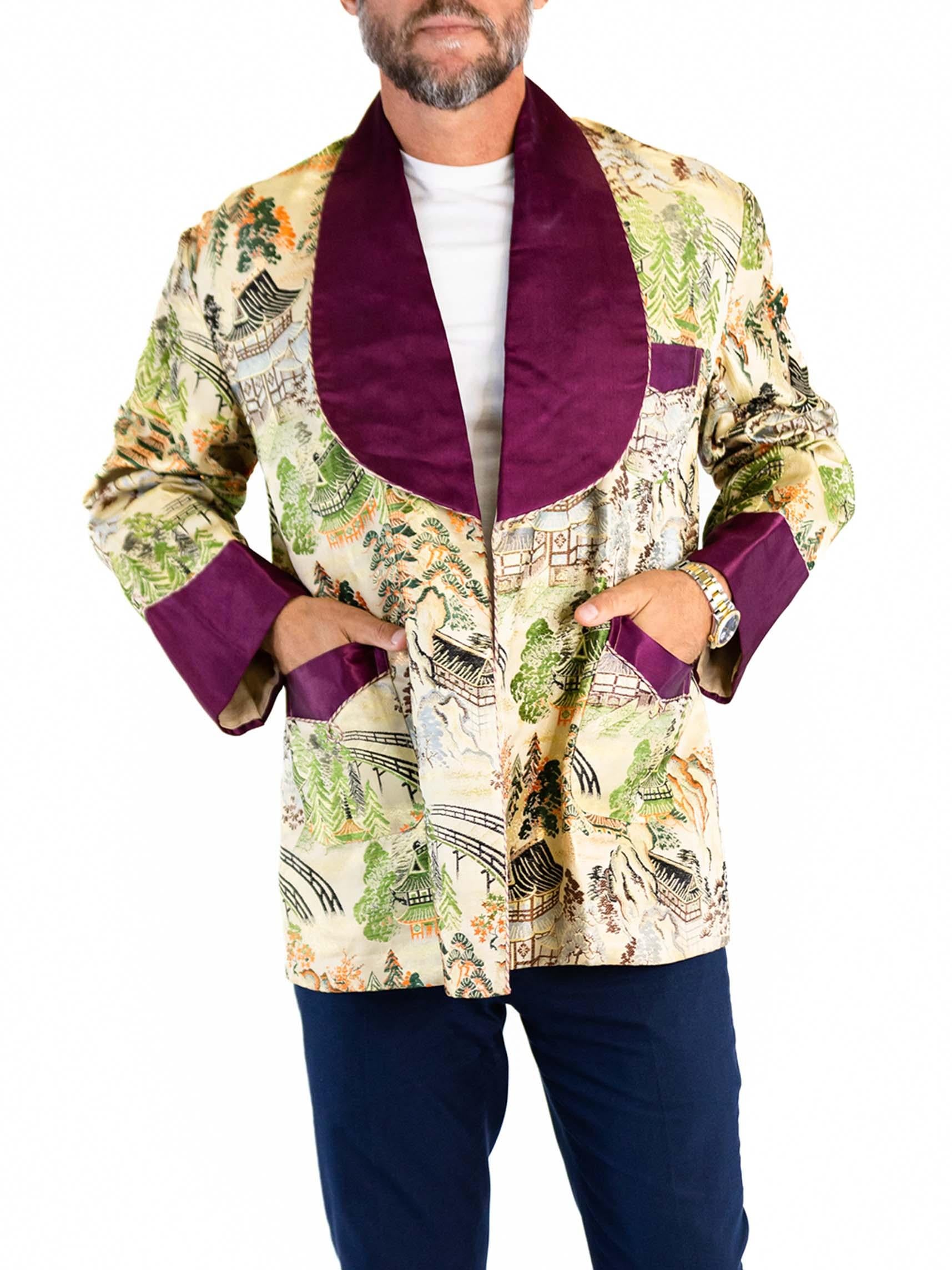 1950S Cream Silk Jacquard Garden Scene Smoking Jacket With Purple Trim In Excellent Condition For Sale In New York, NY