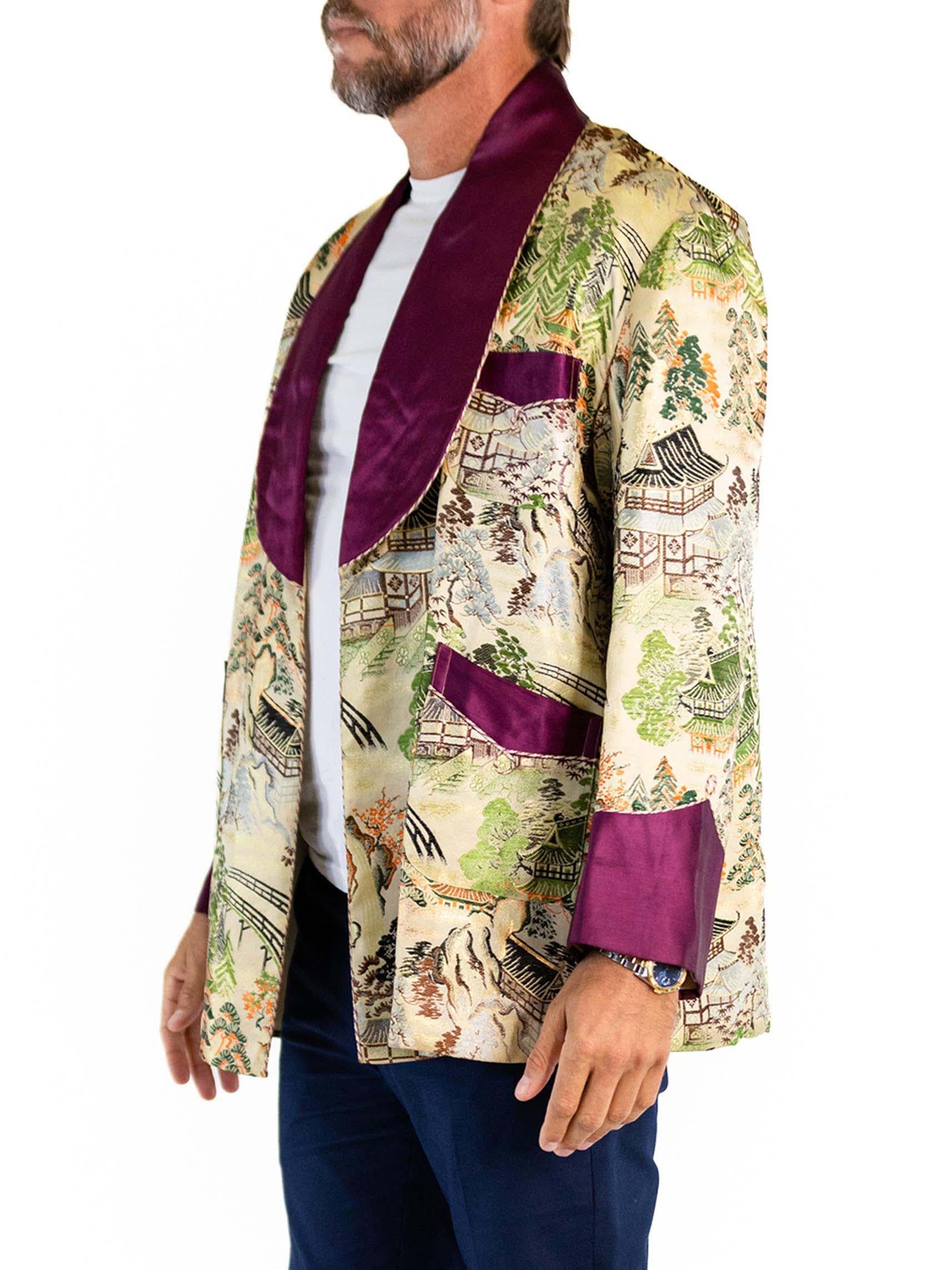 Cremefarbene Seidenjacquard-Gartenszene-Rauchjacke mit lila Besatz aus den 1950er Jahren im Angebot 2