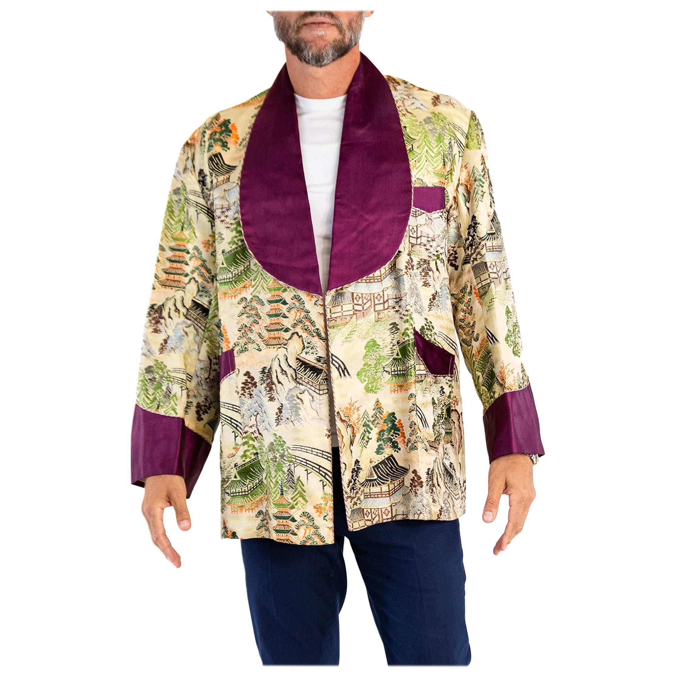Veste de smoking 1950S en jacquard de soie crème avec scène de jardin et bordures violettes en vente
