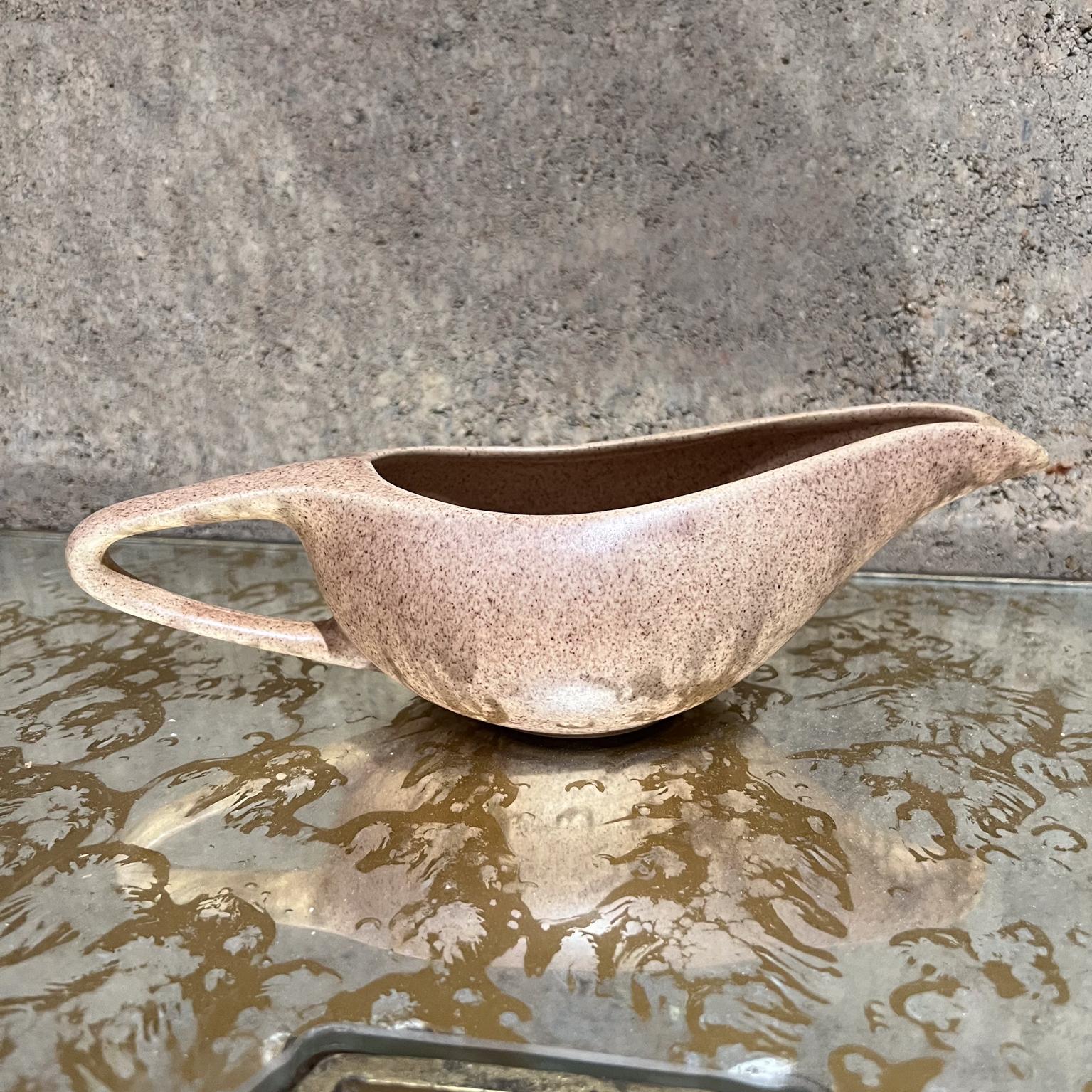 American Modern Ceramic Creamer Pottery Stoneware
MCM USA Calif 1950s after Russel Wright
stamped Laurel of Calif Cerama Stone
3.13 h x 10.25 w x 3.75
Preowned original unrestored vintage.
Review images.