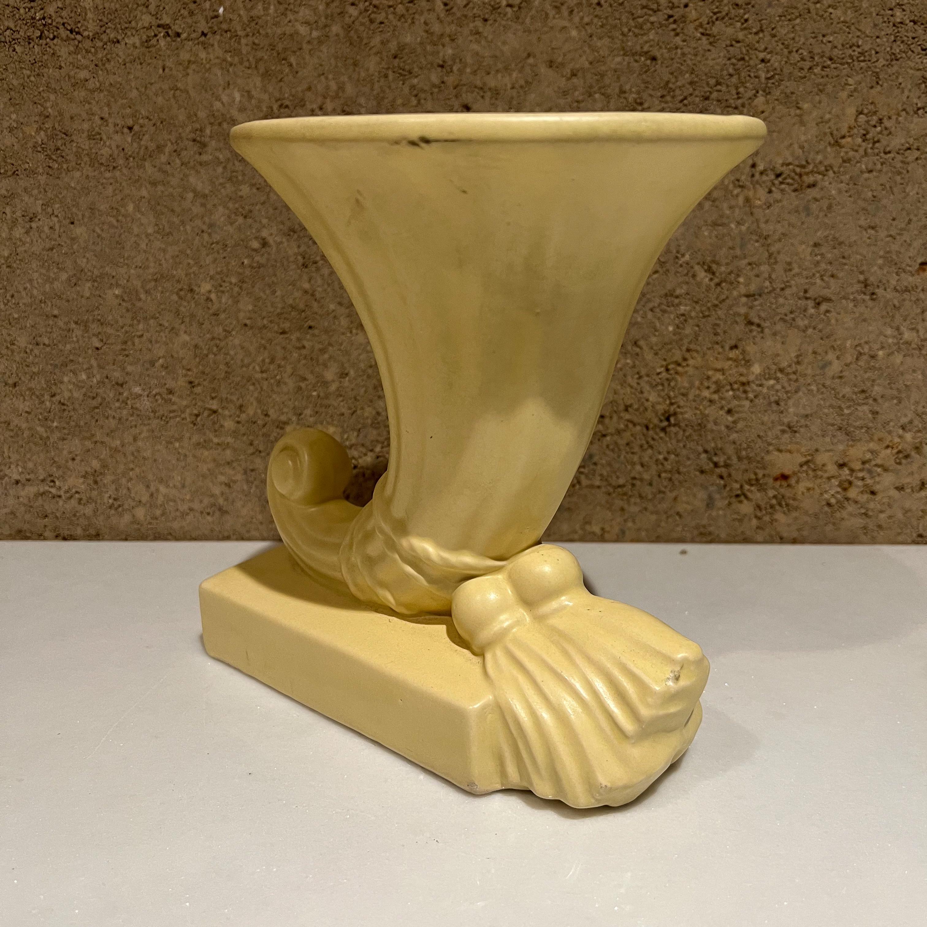 1950s Creamy tasseled trumpet horn of plenty vintage ceramic art.
Very elegant Mid-Century Modern Art Deco decorative piece.
Measures: 7.5 tall x 8 wide x 5.5 deep.
Preowned unrestored vintage condition.
See images provided please.


