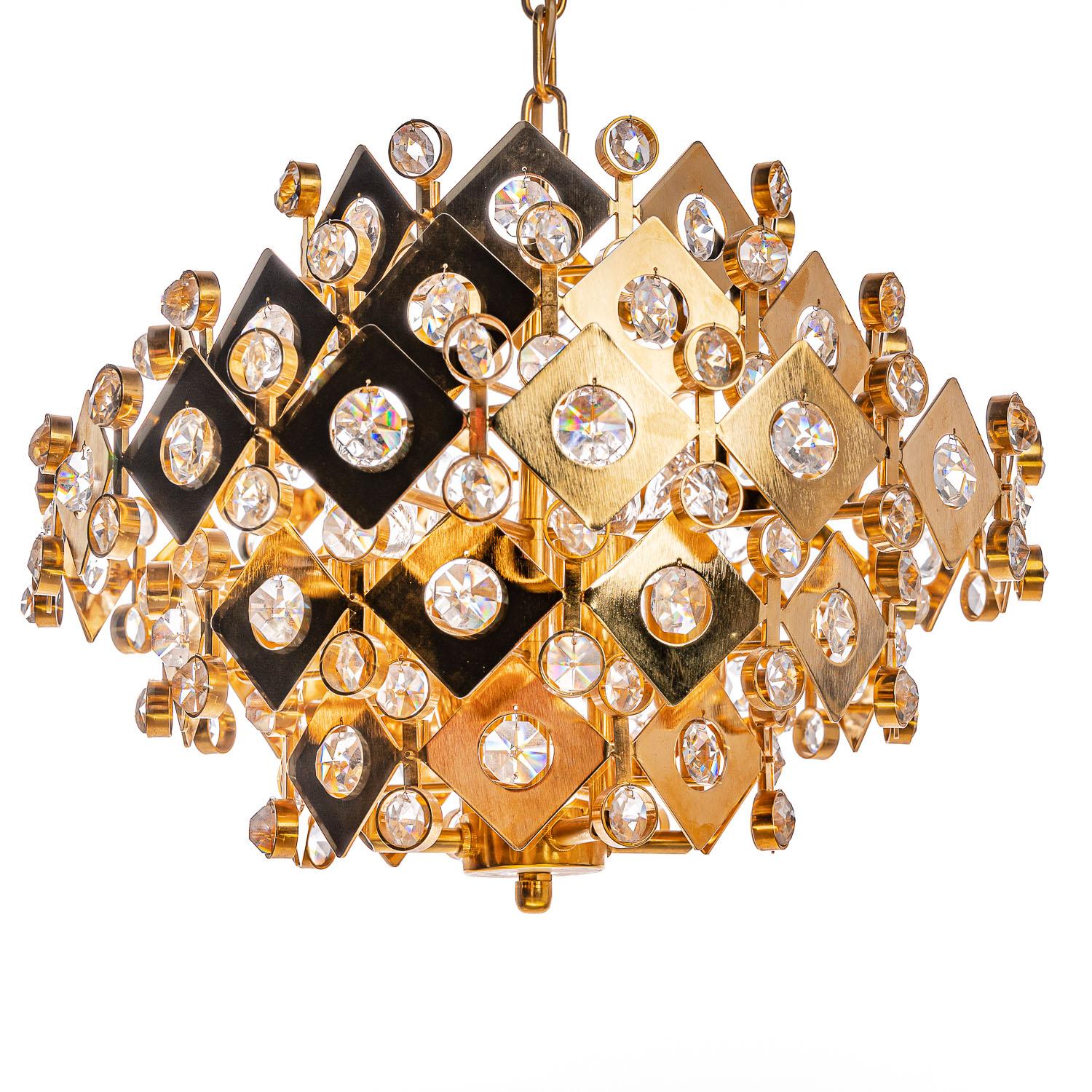 Stunning 4 light pendant that will be an eye-catcher of the room. All tiers with crystal glass ornaments. 4 x E14 sockets.