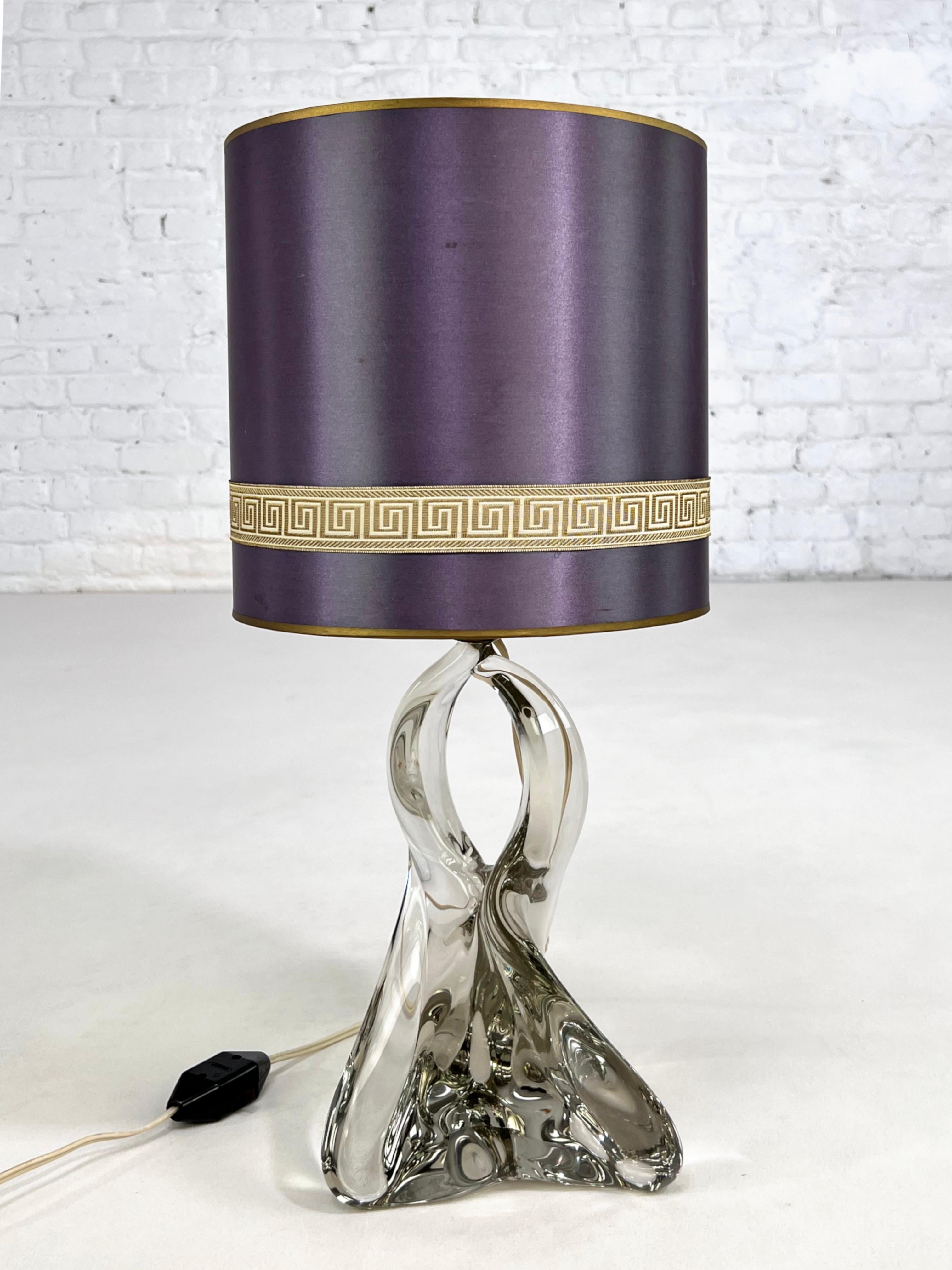 Kristallglas-Tischlampe aus den 1950er Jahren mit originalem Lampenschirm.