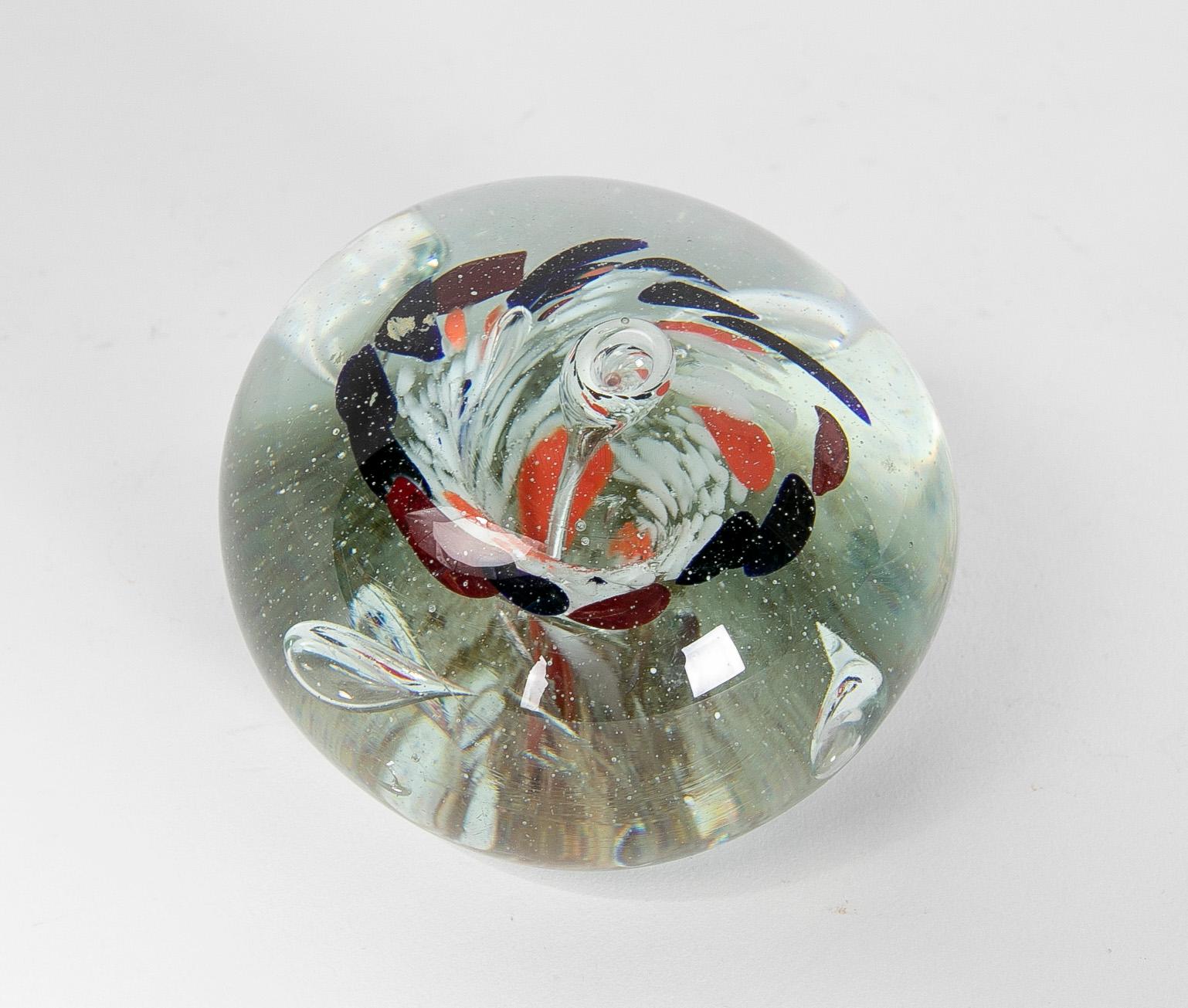 1950s Crystal Paperweight with Colours Decoration In Good Condition For Sale In Marbella, ES