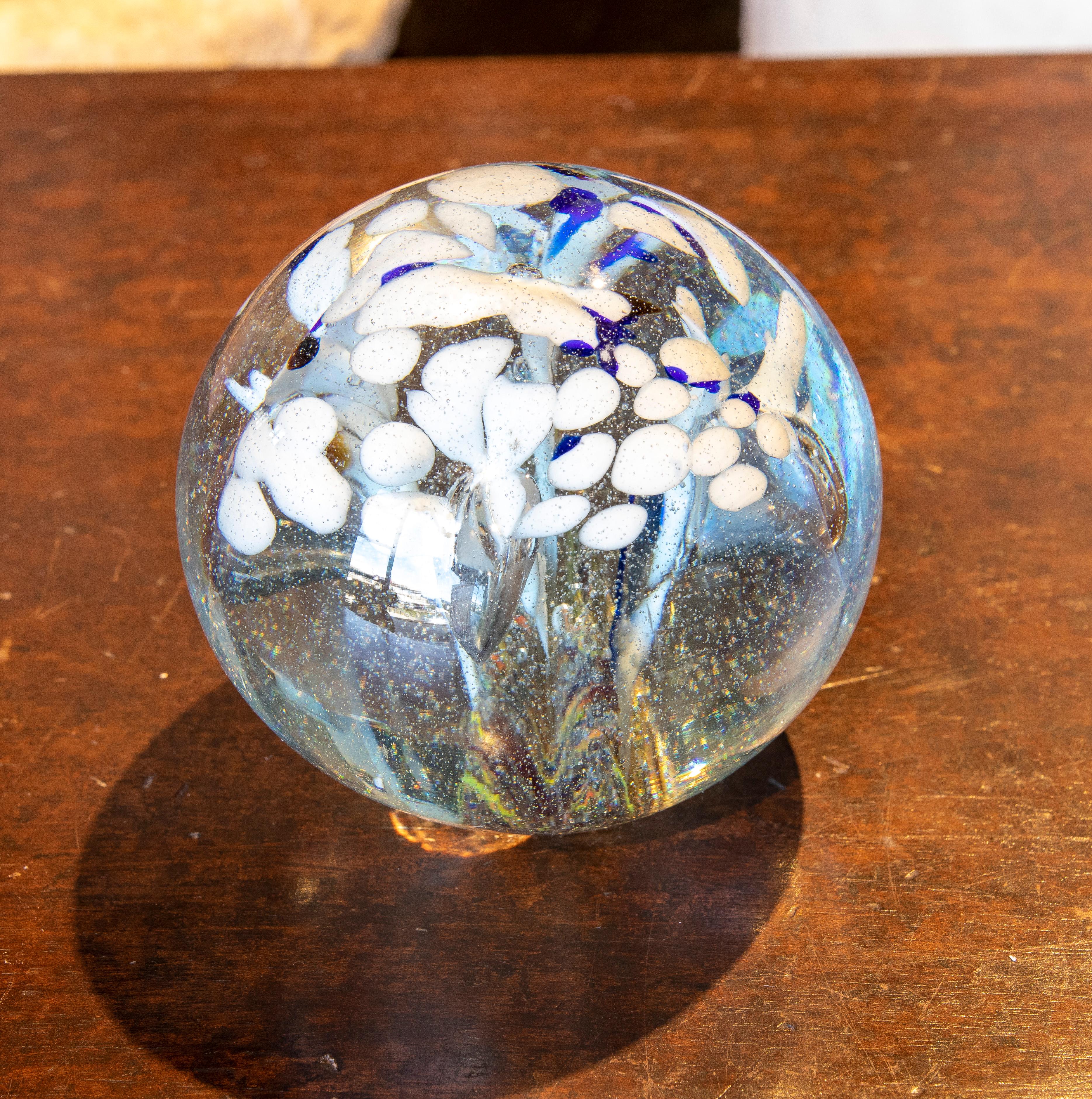 1950s Crystal Paperweight with Flower Decoration  For Sale 1