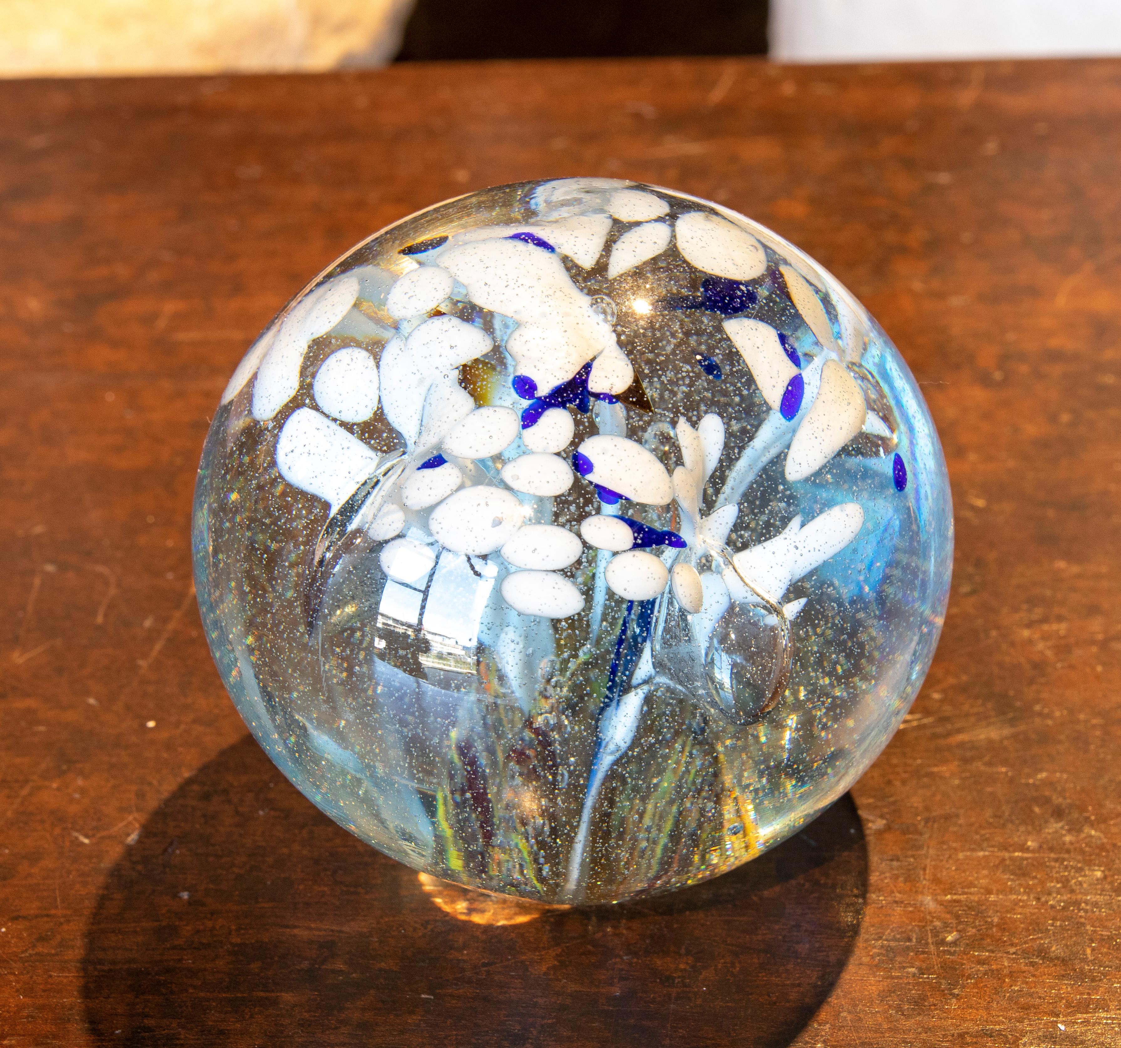 1950s Crystal Paperweight with Flower Decoration  For Sale 2
