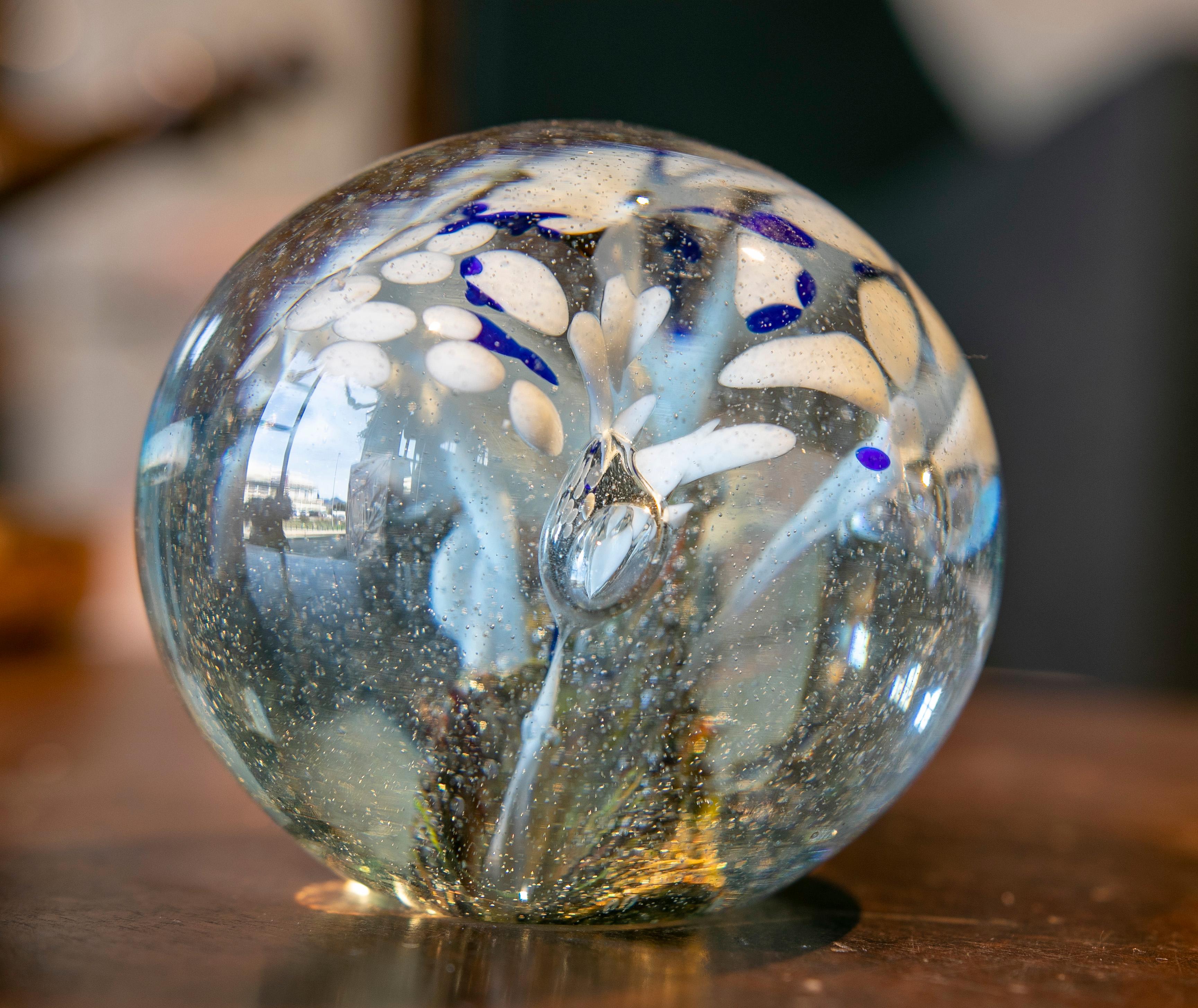 1950s Crystal Paperweight with Flower Decoration  For Sale 3