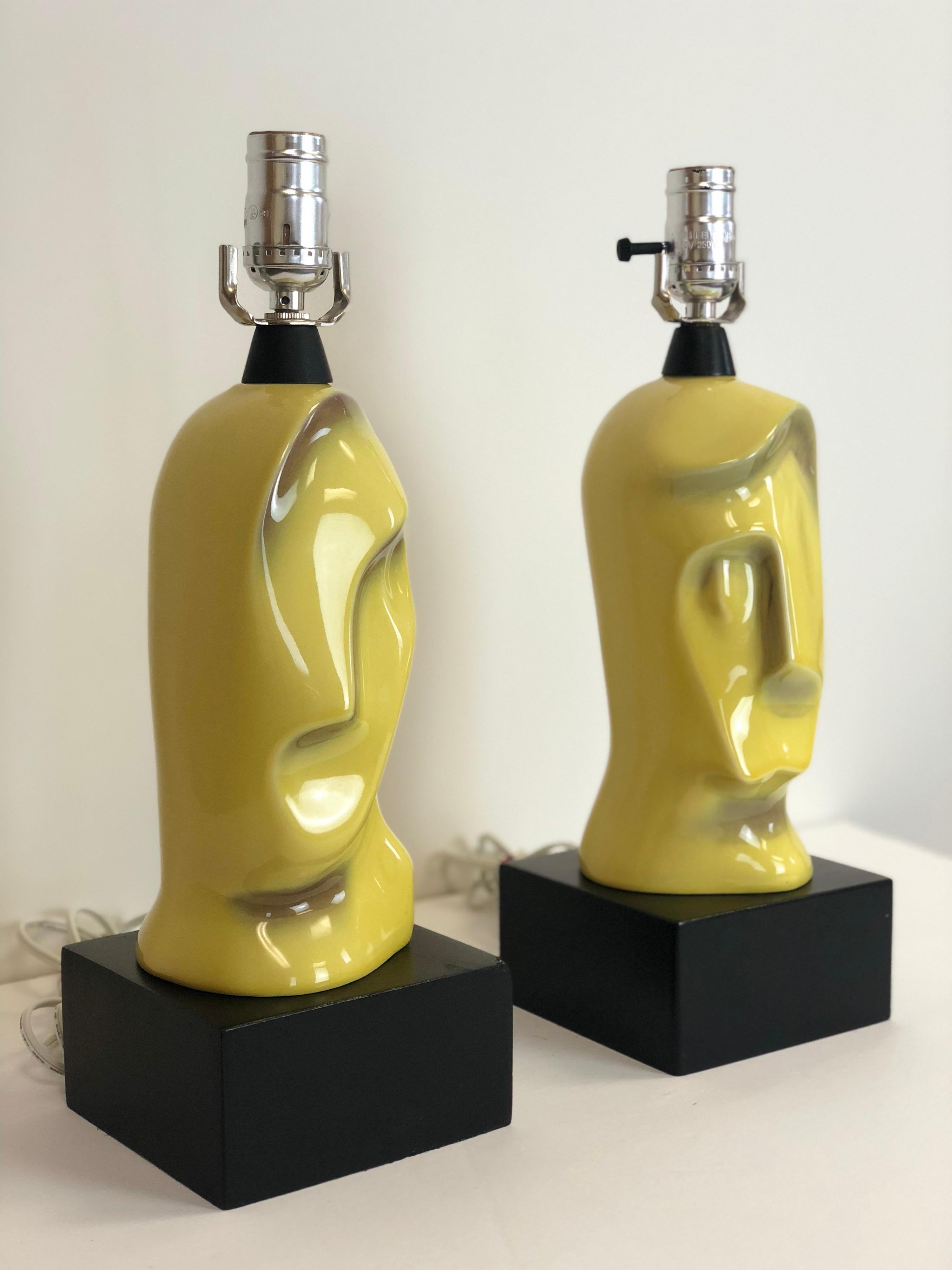 Moderne Paire de lampes cubistes Heifetz à visage abstrait en céramique avec abat-jour, années 1950 en vente