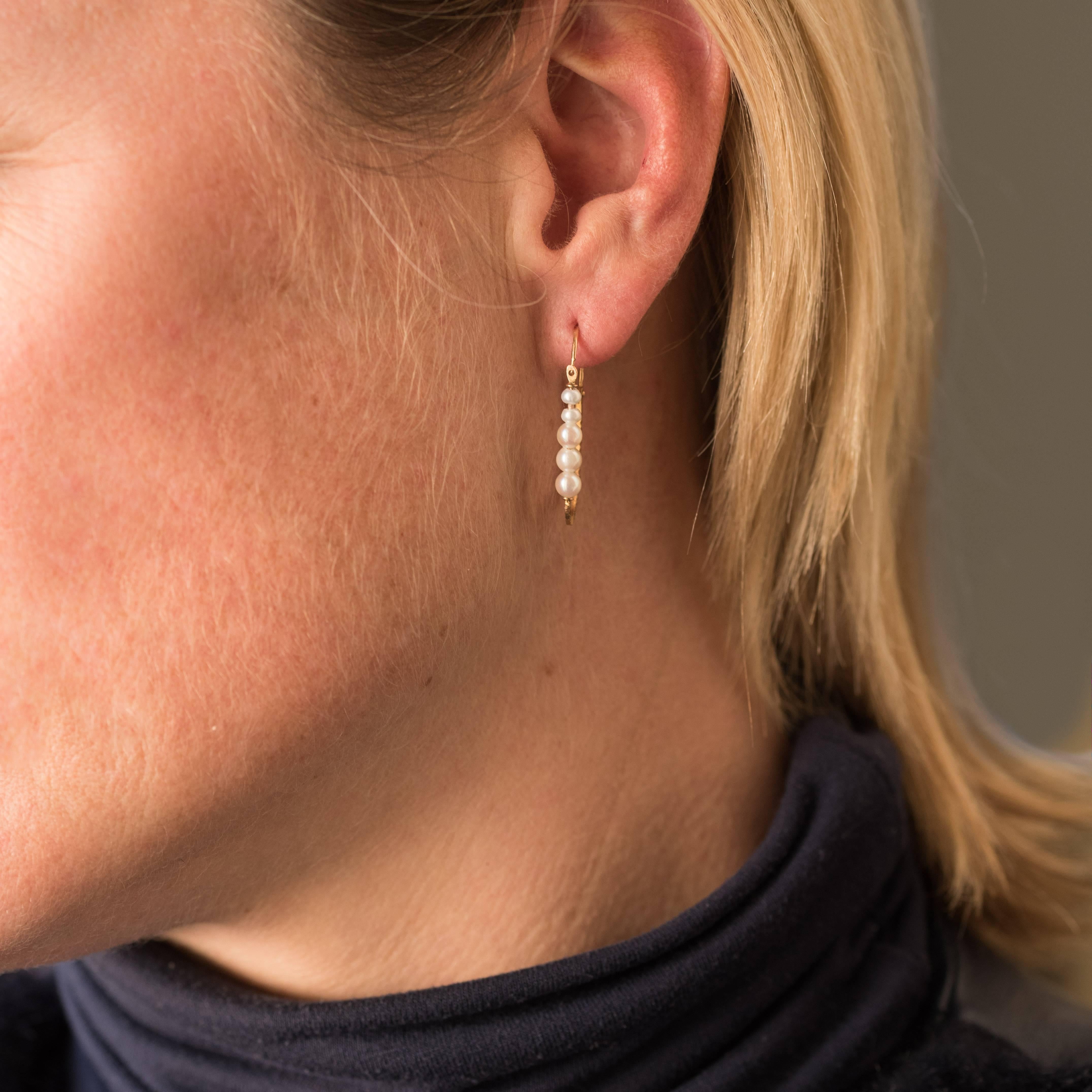 For pierced ears.
Earrings in 18 karats yellow gold, eagle's head hallmark.
Elegant earrings, each is set with a drop of 5 cultured pearls. The mount is partially chiseled. The loops slip through the back.
Diameter of the pearls: 2.5 / 3 mm to 3.5 /