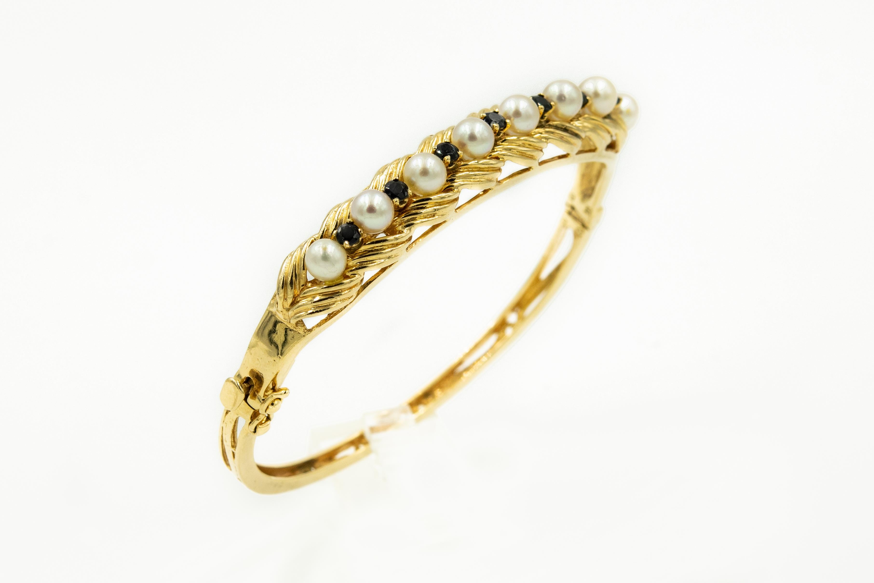 1950s Cultured Pearl Sapphire Ribbed Yellow Gold Bangle Bracelet In Good Condition In Miami Beach, FL