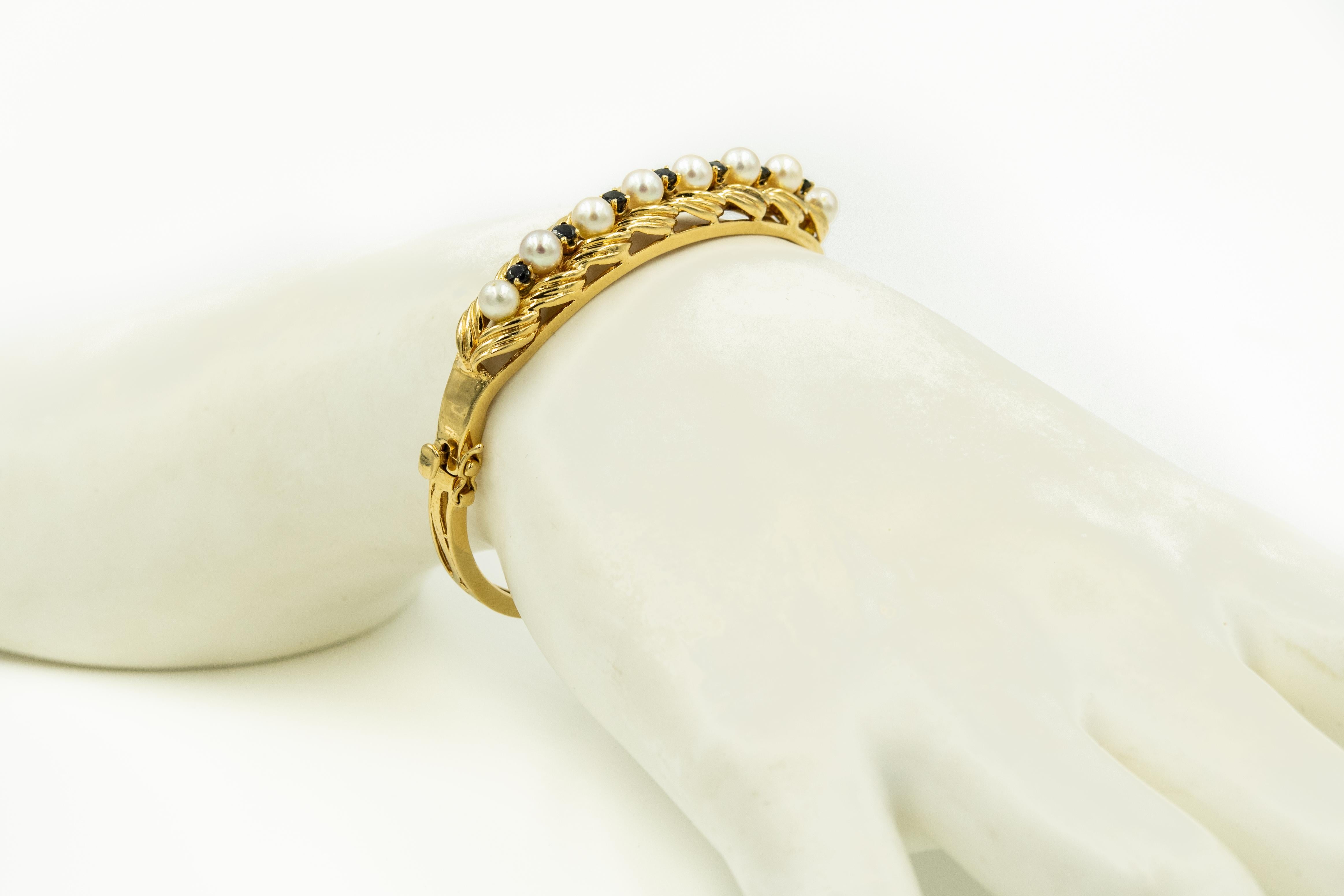 Women's 1950s Cultured Pearl Sapphire Ribbed Yellow Gold Bangle Bracelet