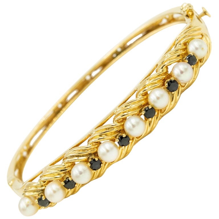 1950s Cultured Pearl Sapphire Ribbed Yellow Gold Bangle Bracelet For Sale  at 1stDibs