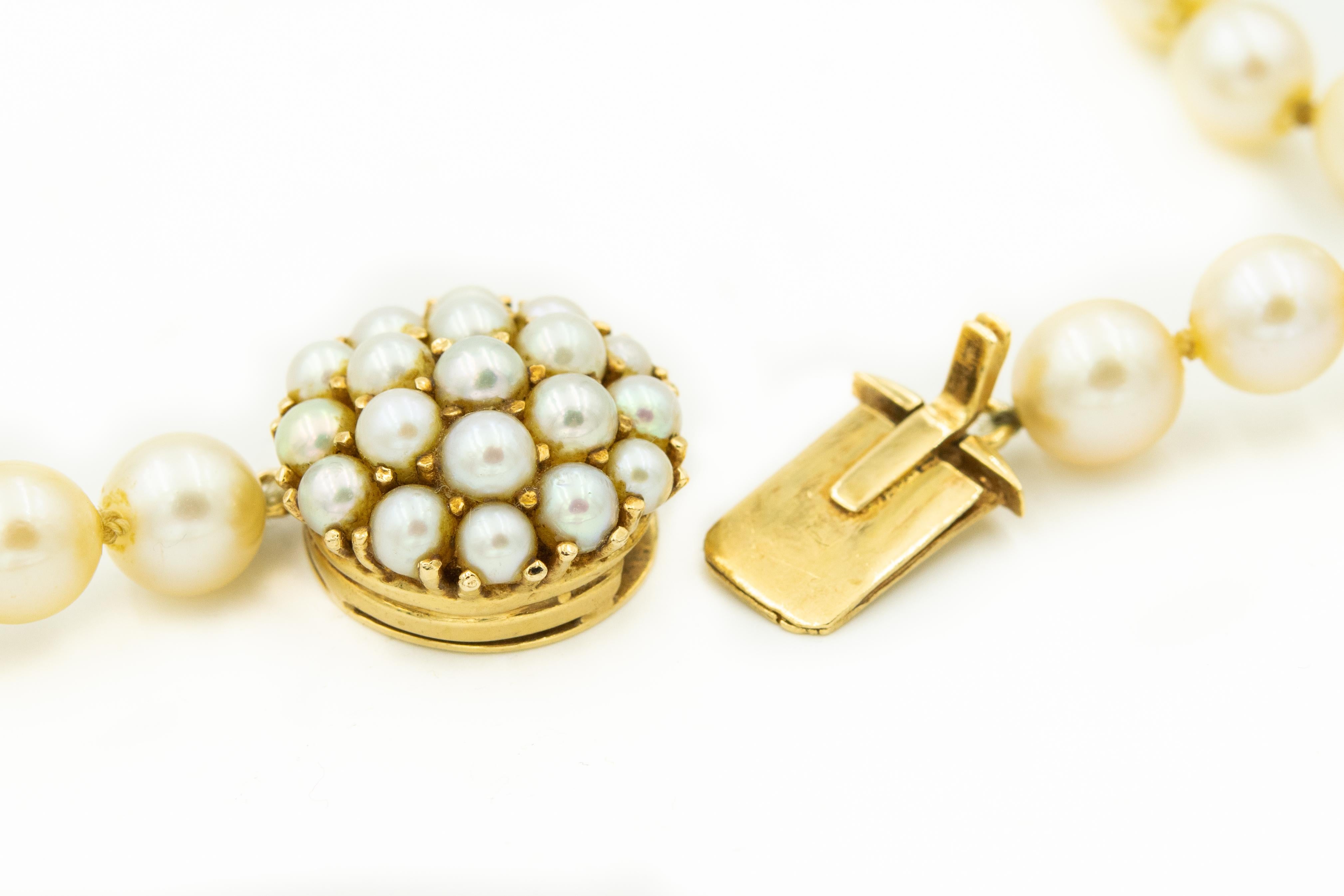 Collier de perles de culture des années 1950 avec grappe de dômes de perles fermoir en or jaune en vente 2