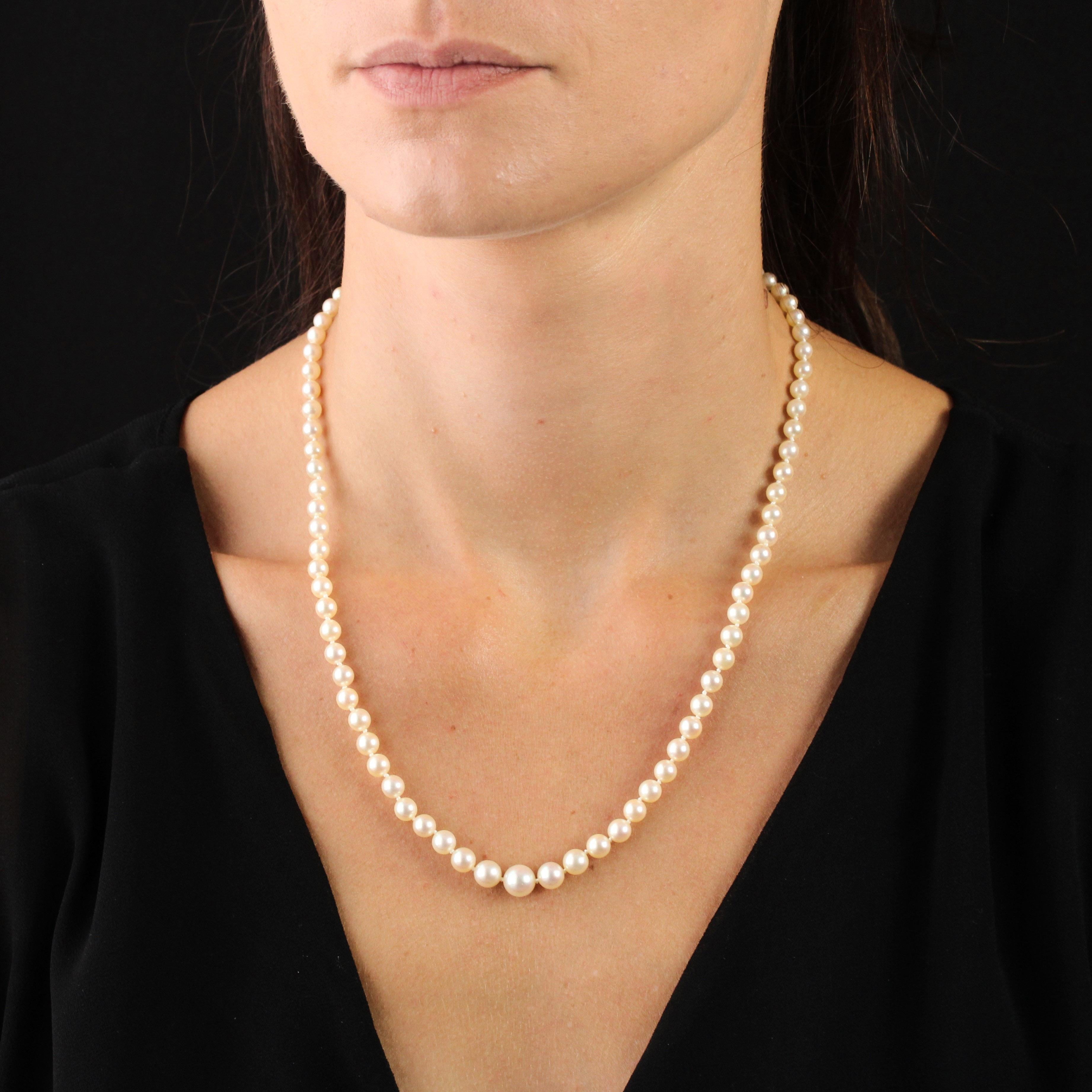 This pearl necklace is composed of a strand of Japanese cultured pearls which are held together by an 18K rose gold clasp. 
Diameter of the pearls: 4/4,5 à 7/7,5 mm.
Overall length: 53 cm.
Total weight: approximately 19,5 g.
The necklace was Renfile