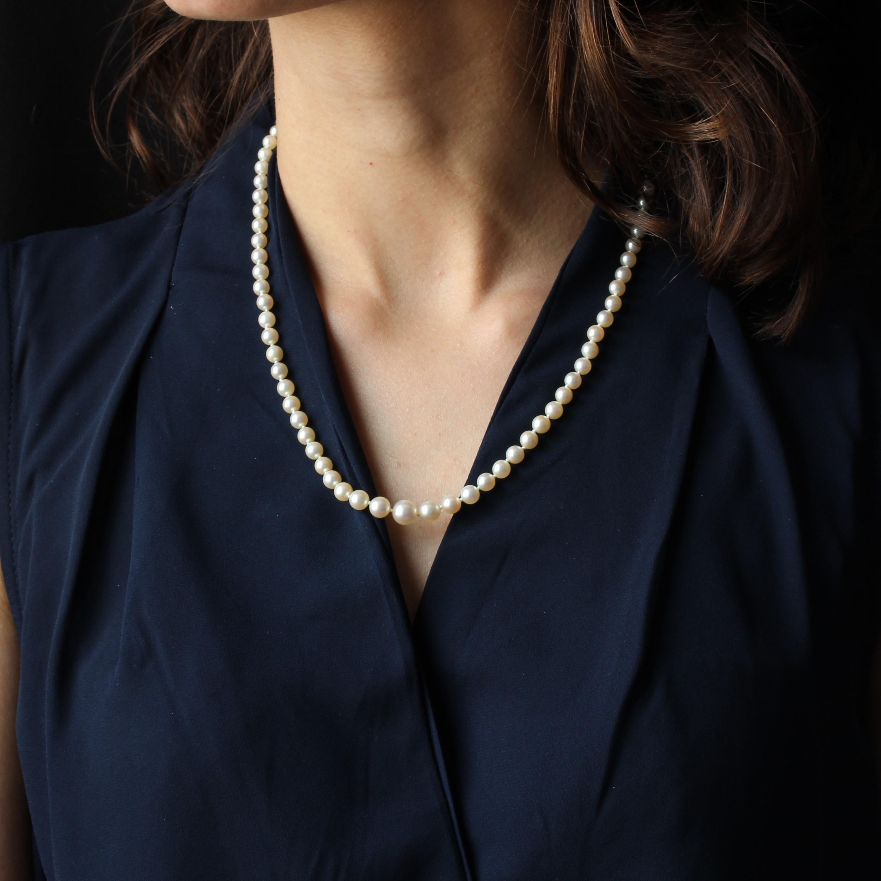 Ce collier de perles est composé d'un rang de perles de culture japonaises qui sont maintenues ensemble par un fermoir en or rose 18K. 
Diamètre des perles : 4/4,5 à 7/7,5 mm.
Longueur totale : 53 cm.
Poids total : environ 19,5 g.
Le collier a été