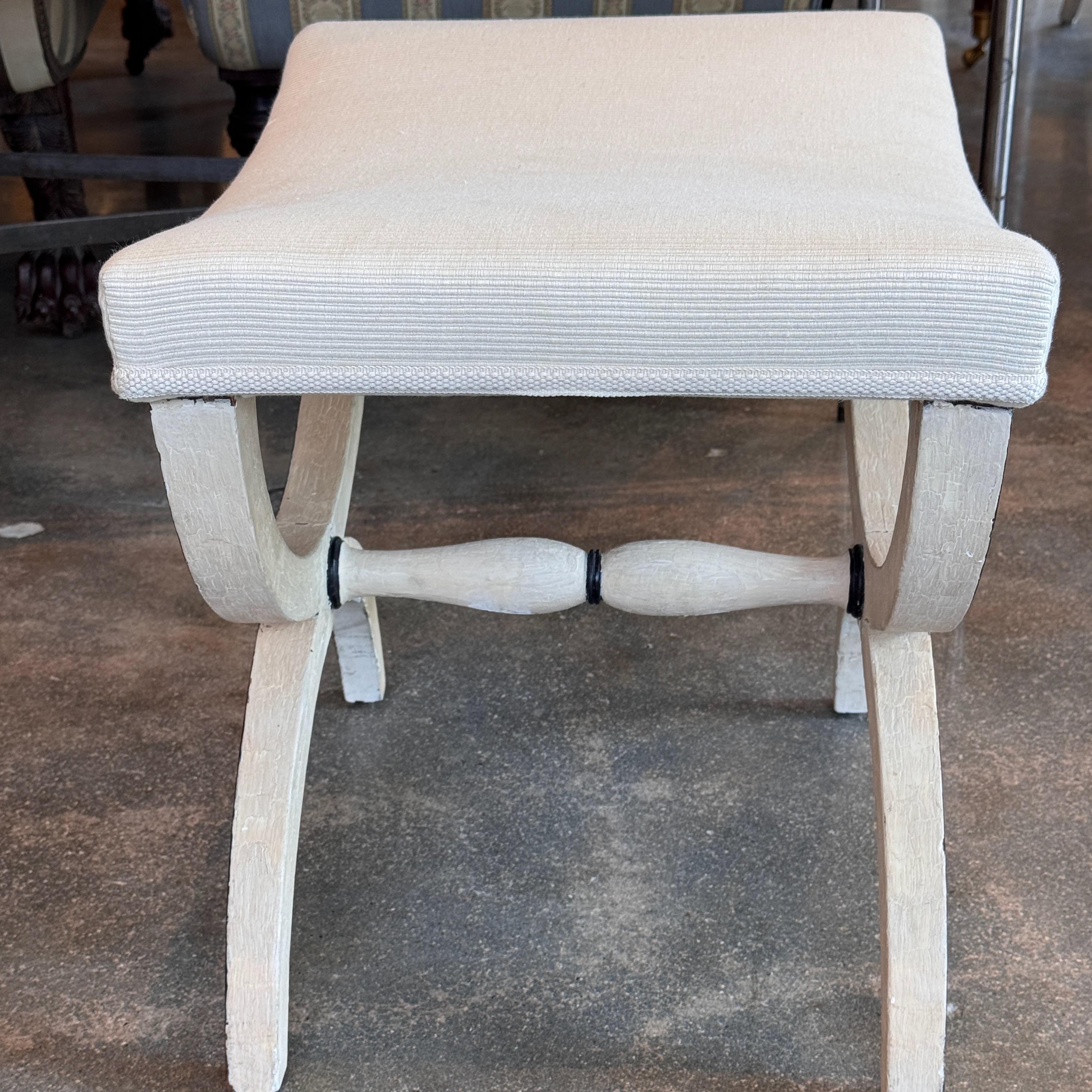 1950er Jahre Curule-Form bemalter Hocker mit gepolstertem Sitz (Französisch) im Angebot