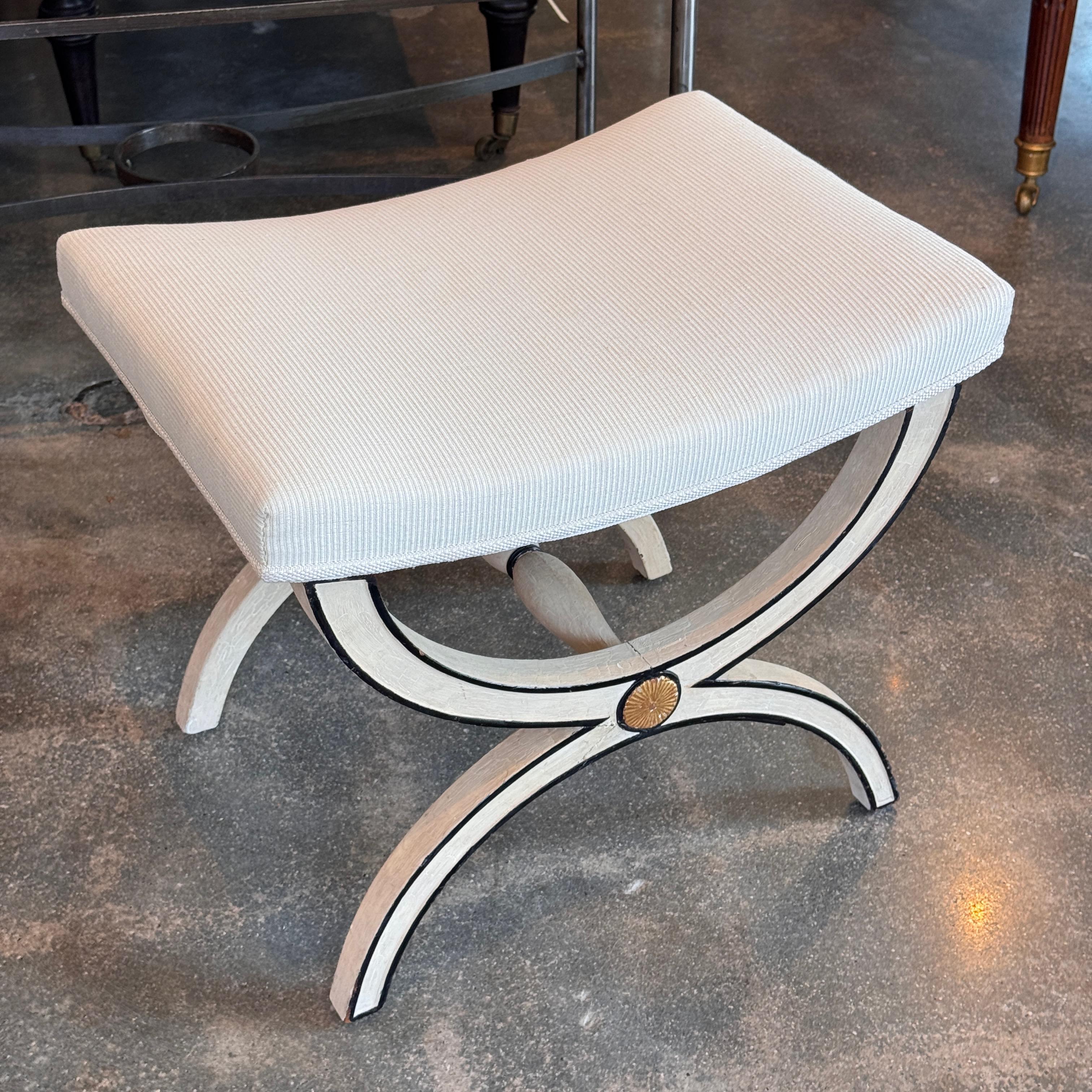 1950er Jahre Curule-Form bemalter Hocker mit gepolstertem Sitz im Zustand „Gut“ im Angebot in Charlottesville, VA