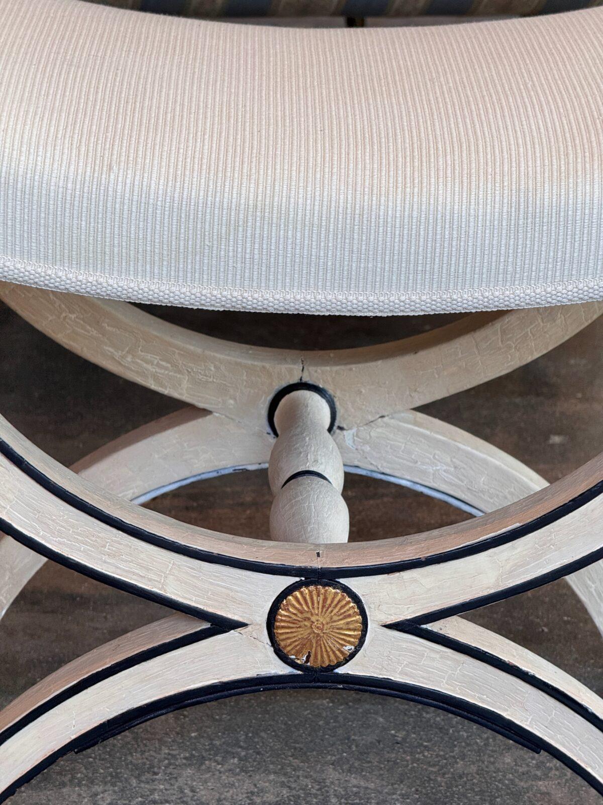 1950er Jahre Curule-Form bemalter Hocker mit gepolstertem Sitz (Polster) im Angebot