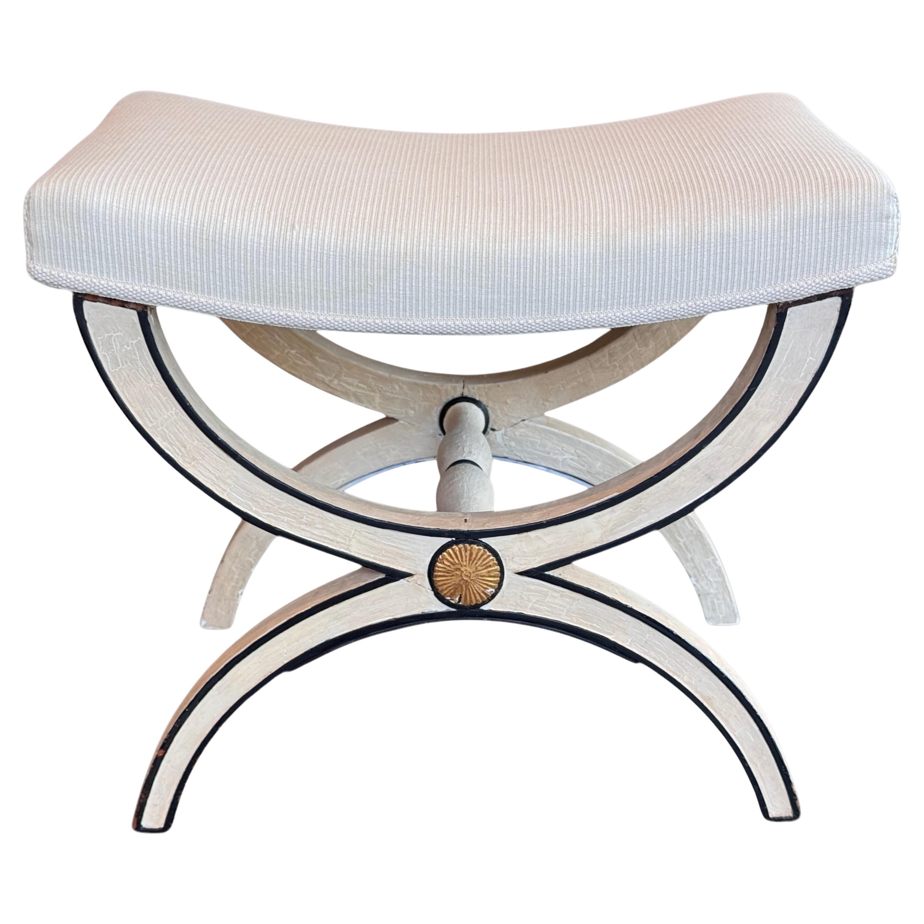 Taburete pintado de forma curvilínea de los años 50 con asiento tapizado