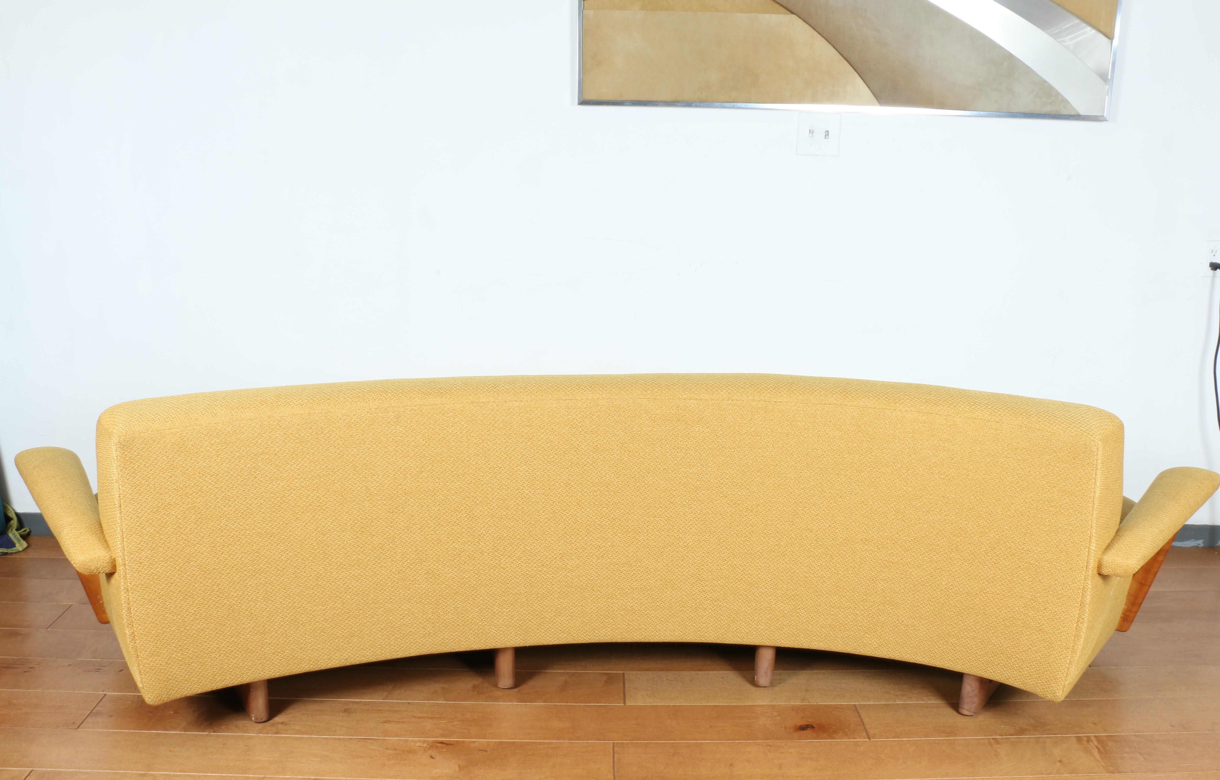 Gebogenes Eichenholz-Sofa, 1950er Jahre  im Angebot 4