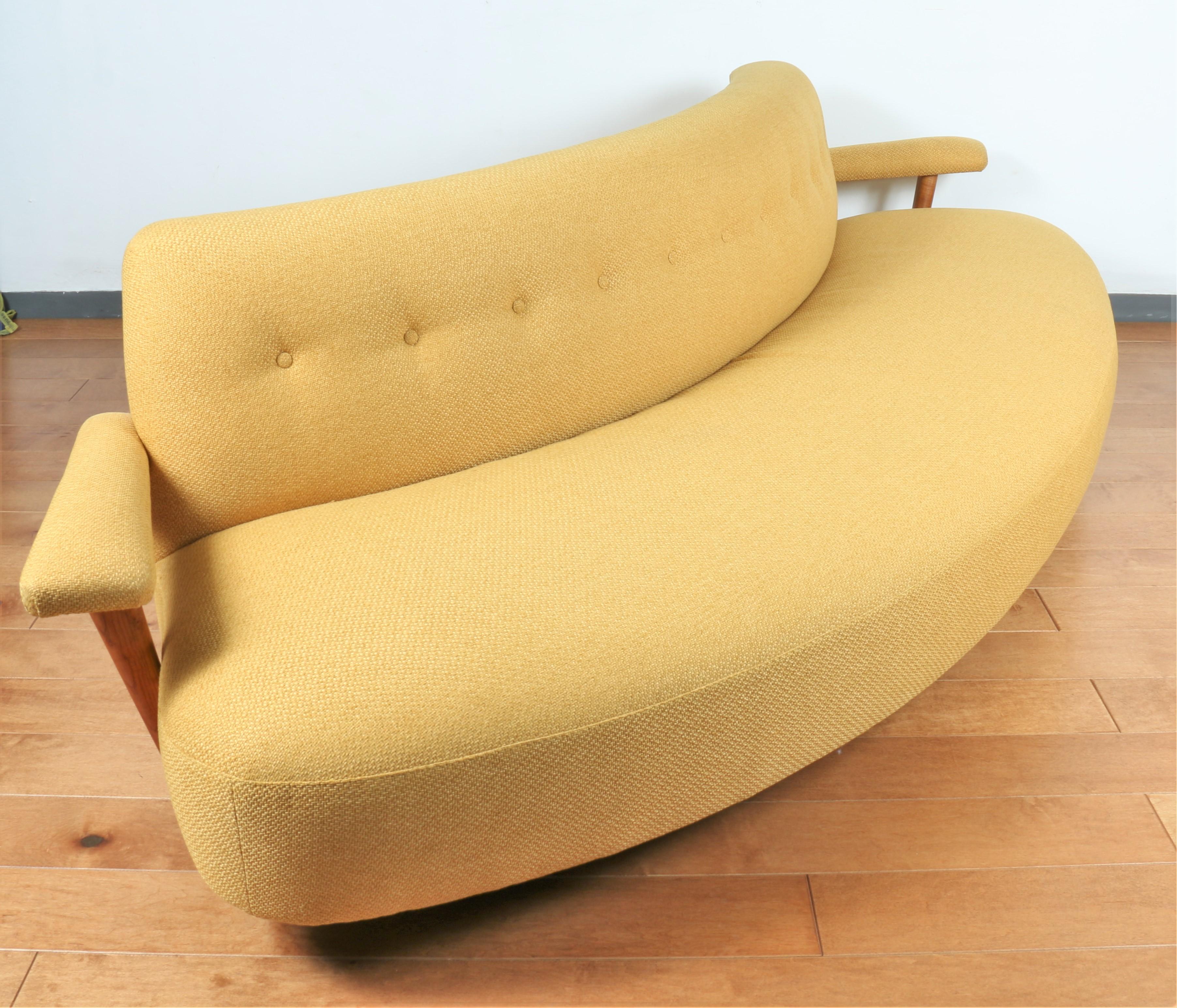 Gebogenes Eichenholz-Sofa, 1950er Jahre  (Moderne der Mitte des Jahrhunderts) im Angebot