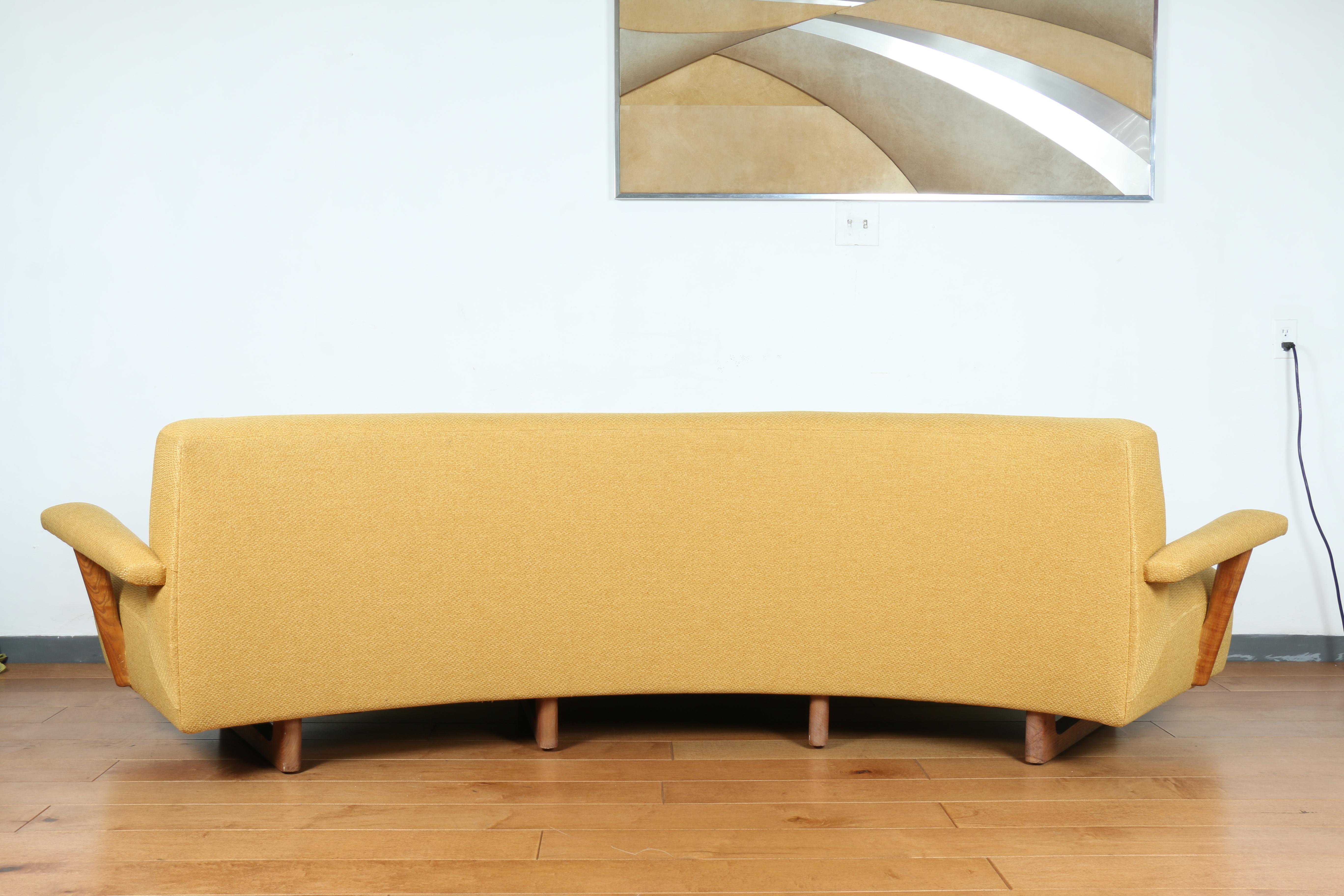 Gebogenes Eichenholz-Sofa, 1950er Jahre  im Angebot 2