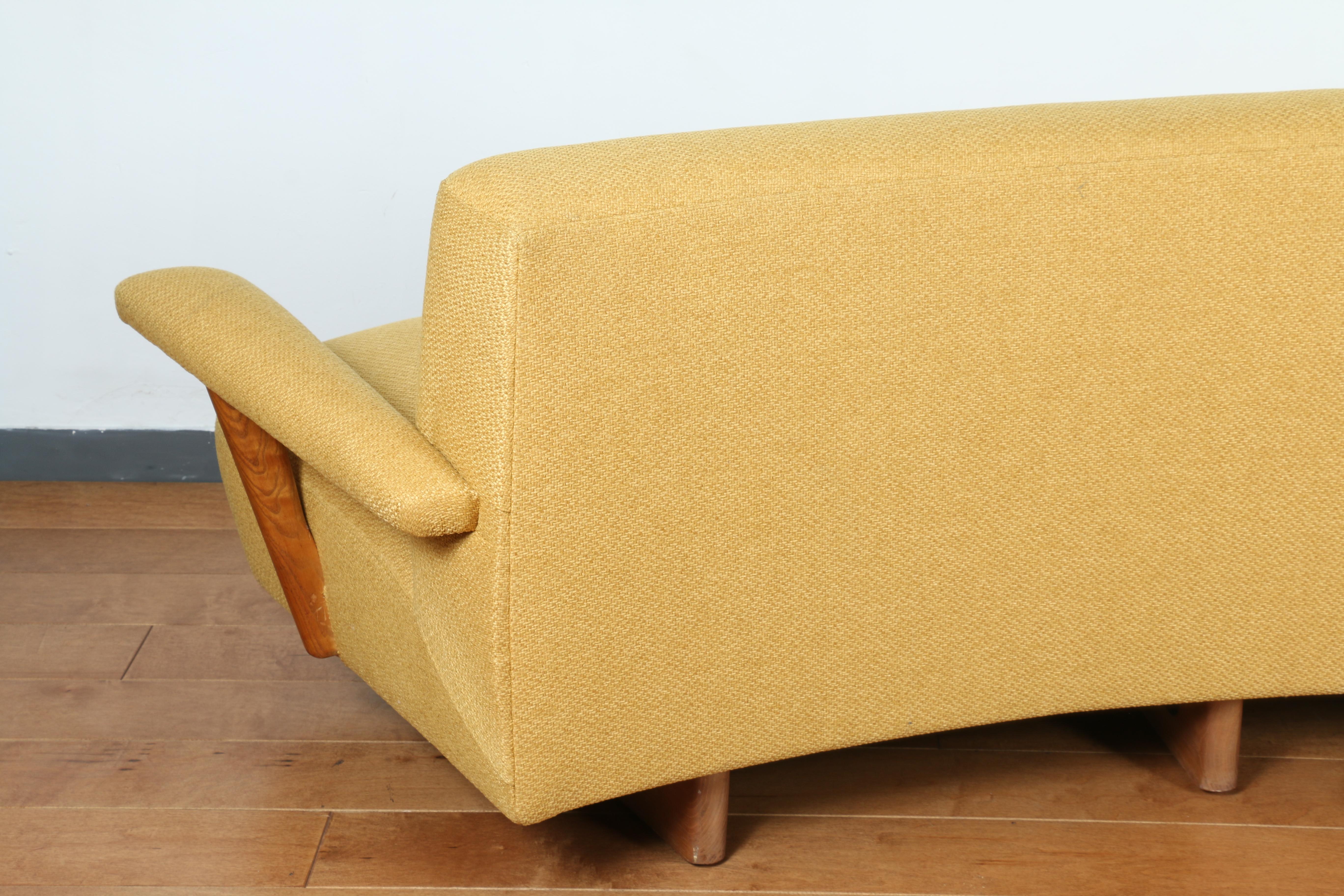 Gebogenes Eichenholz-Sofa, 1950er Jahre  im Angebot 3