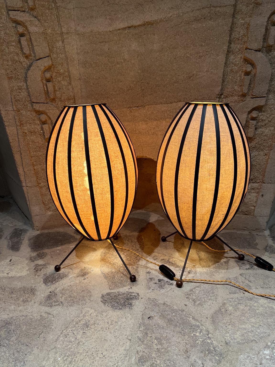 Lampes tripodes à boule George Nelson, style MCM des années 1960
25,5 h x 12,25 diamètre
Pièce sur mesure
Etat d'origine non restauré.
Se référer aux images
La livraison locale est possible. LA OC Palm Springs