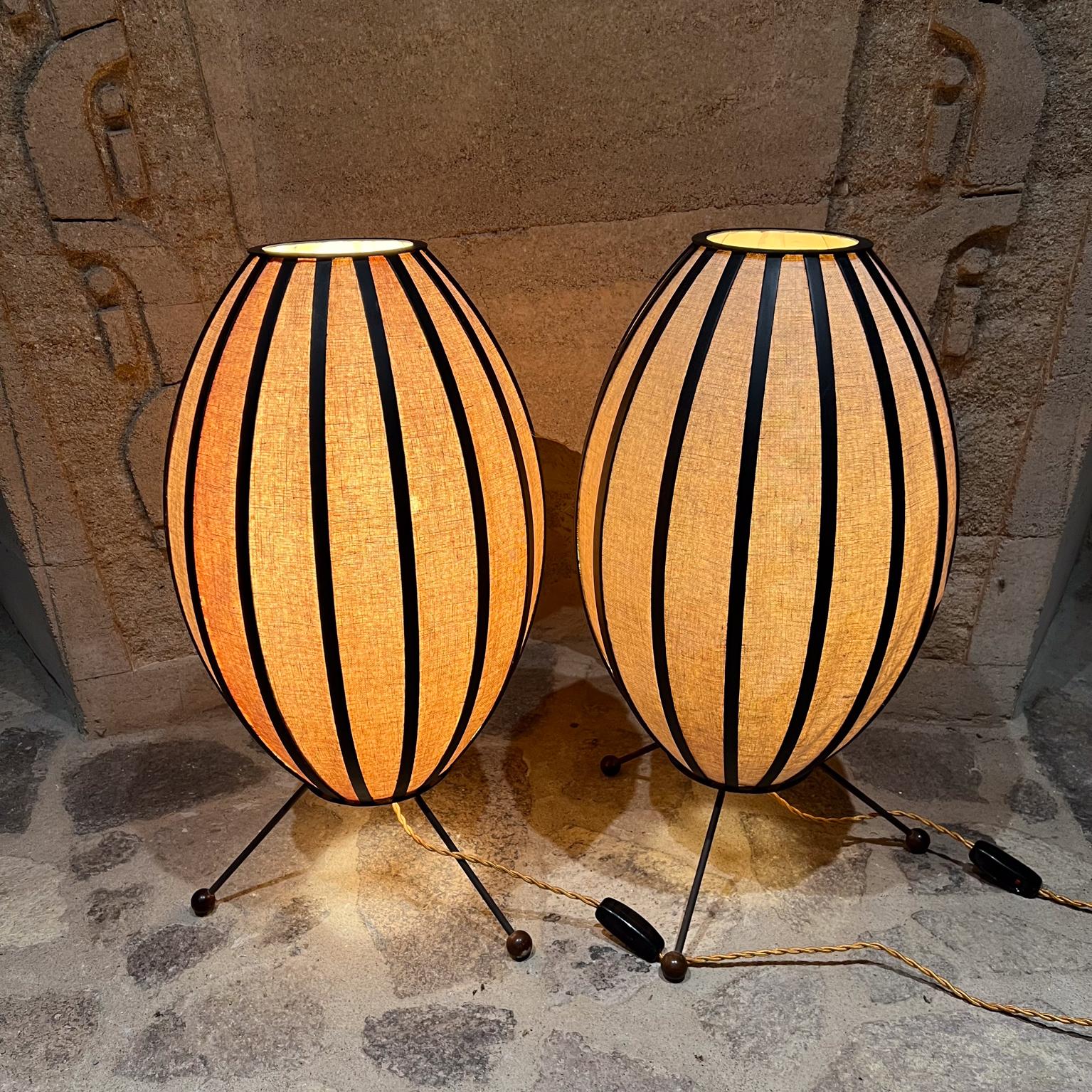 Américain 1950s Customs Ball and Ball Tripod Table Lamp Pair Style Nelson en vente