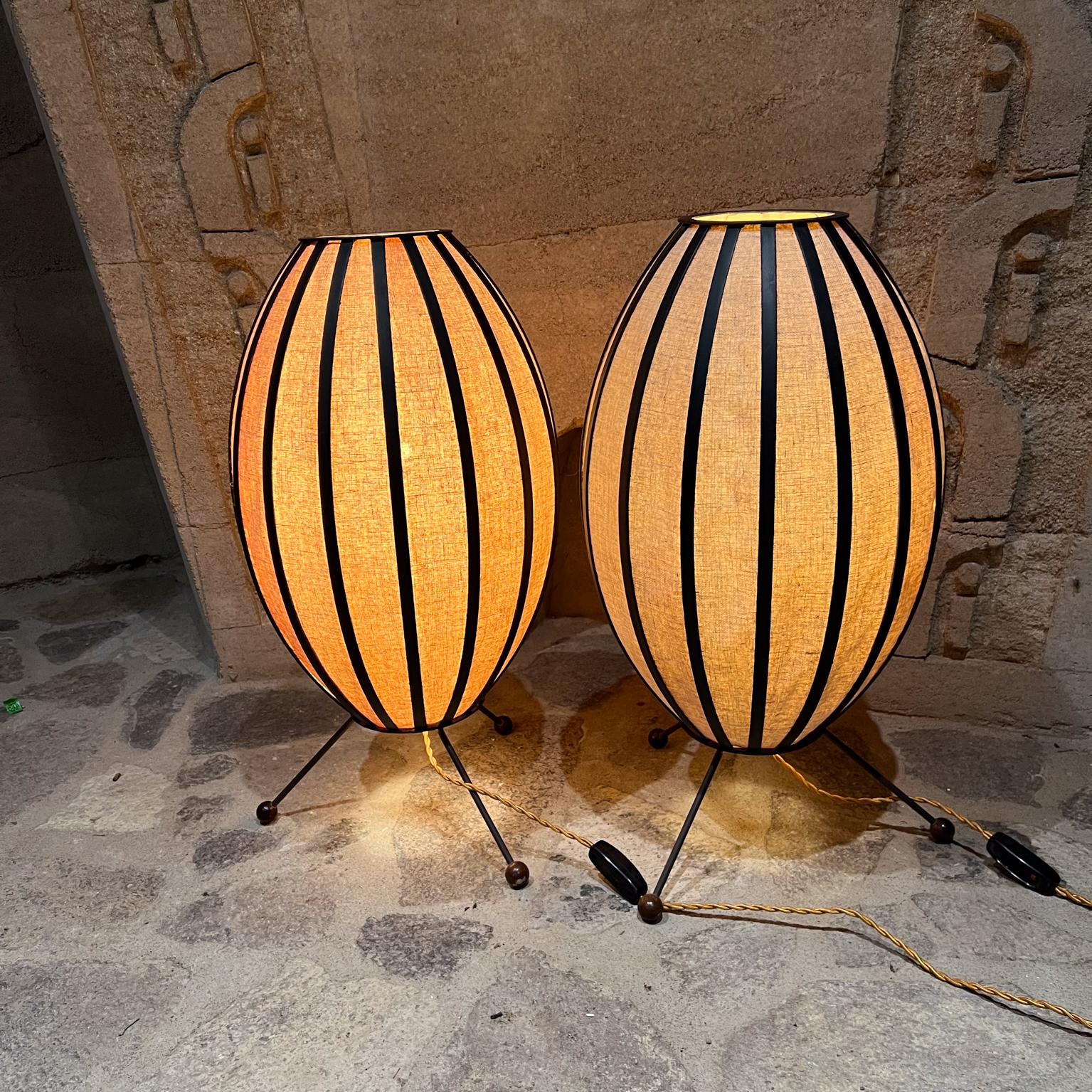 Milieu du XXe siècle 1950s Customs Ball and Ball Tripod Table Lamp Pair Style Nelson en vente