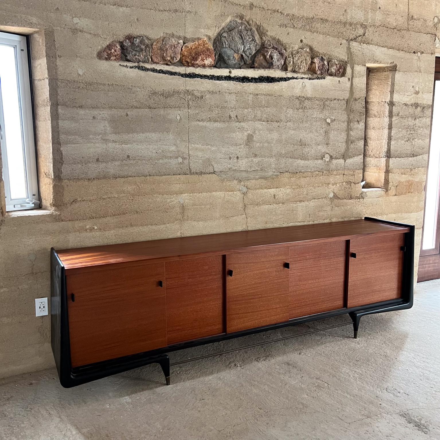 
Für Ihre Betrachtung, eine dramatische mexikanischen Modernismus 1950s Custom Credenza Sideboard Showpiece.
Mahagoni Ebonisiertes Holz Leder und Messing Akzente
Unmarkiert, zugeschriebener Stil von Eugenio Escudero Mexiko-Stadt.
30,5 h x 101 b x