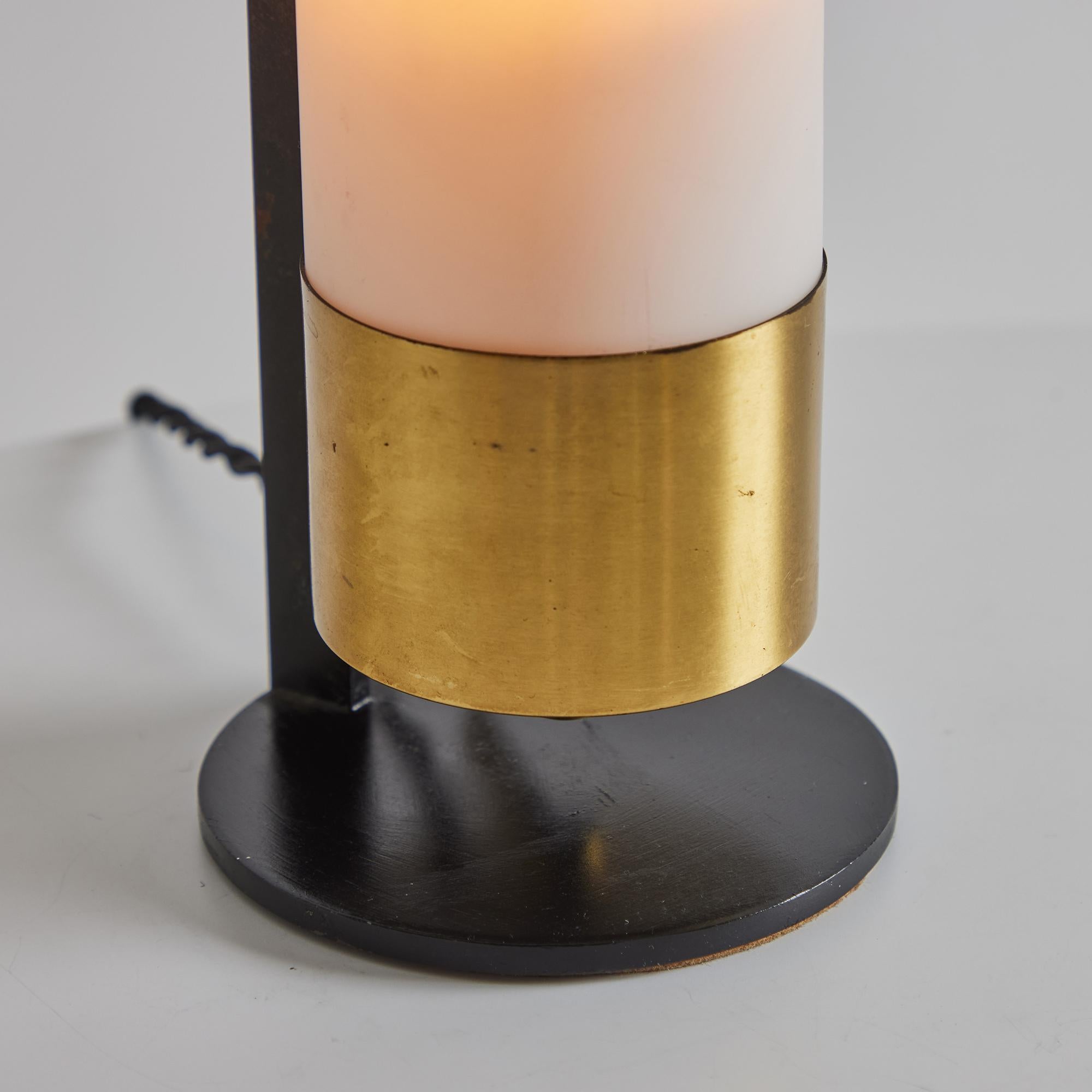 Lampe de table cylindrique en laiton et verre opalin pour Arlus, années 1950 en vente 3
