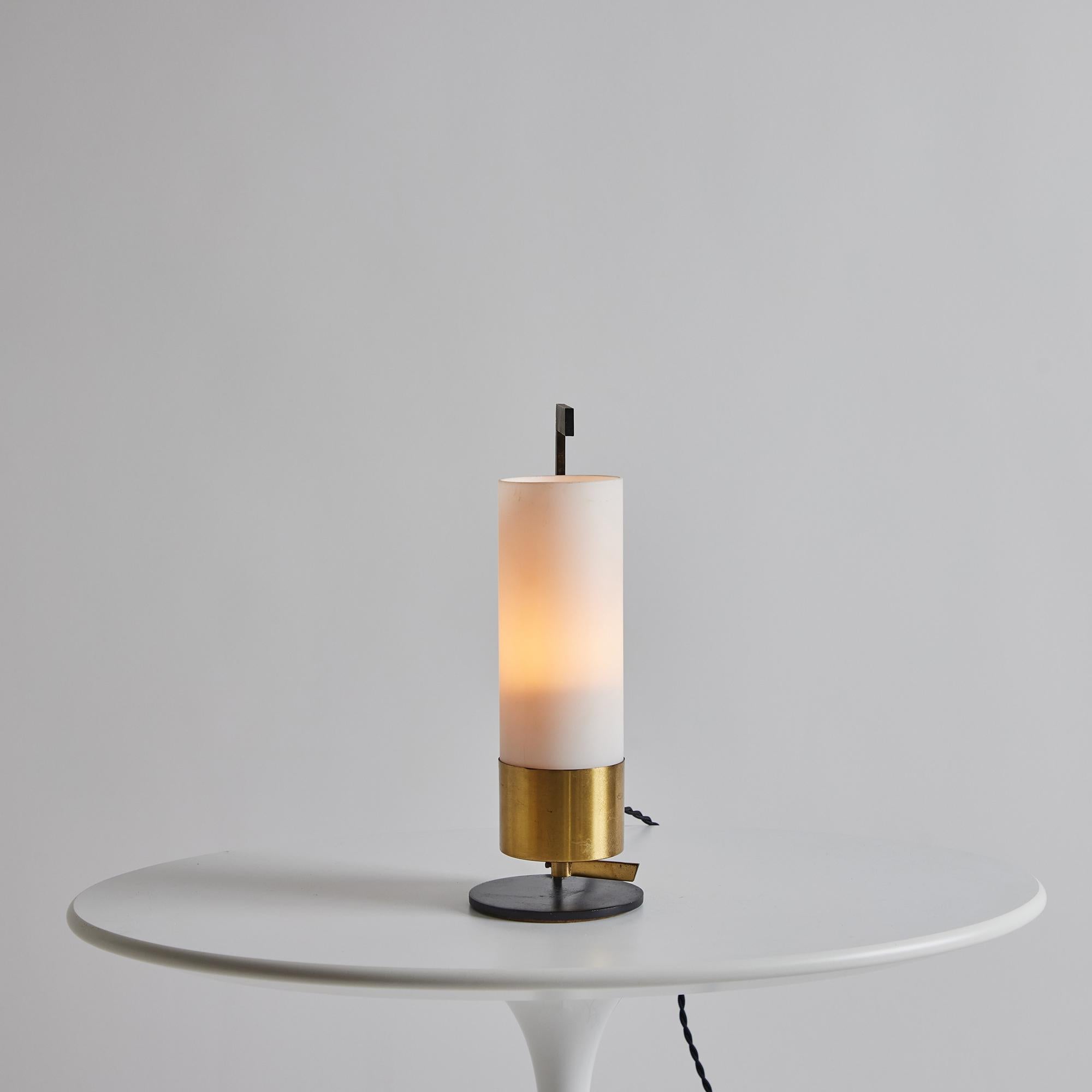Lampe de table cylindrique en laiton et verre opalin pour Arlus, années 1950 en vente 8