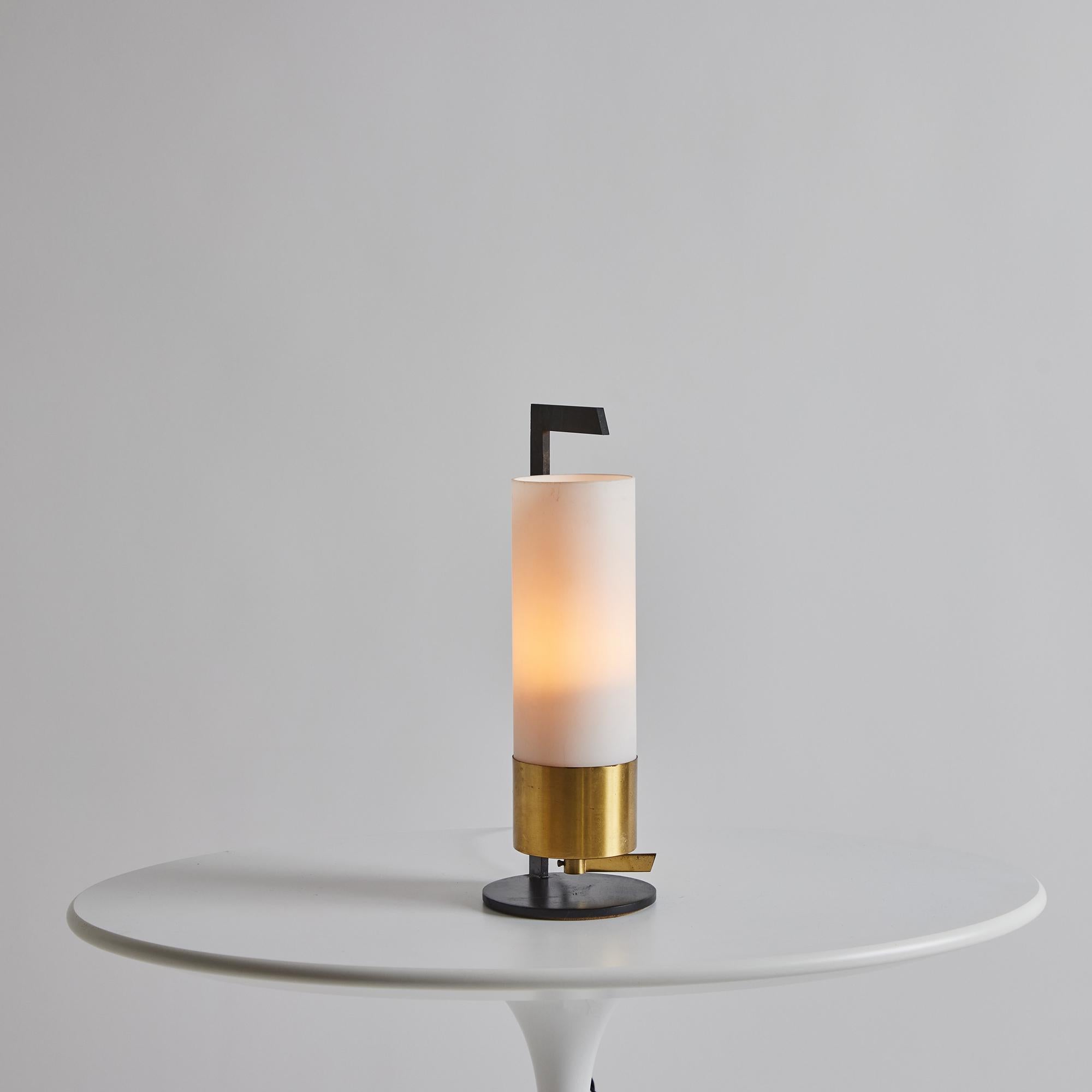 Lampe de table cylindrique en laiton et verre opalin pour Arlus, années 1950 en vente 9